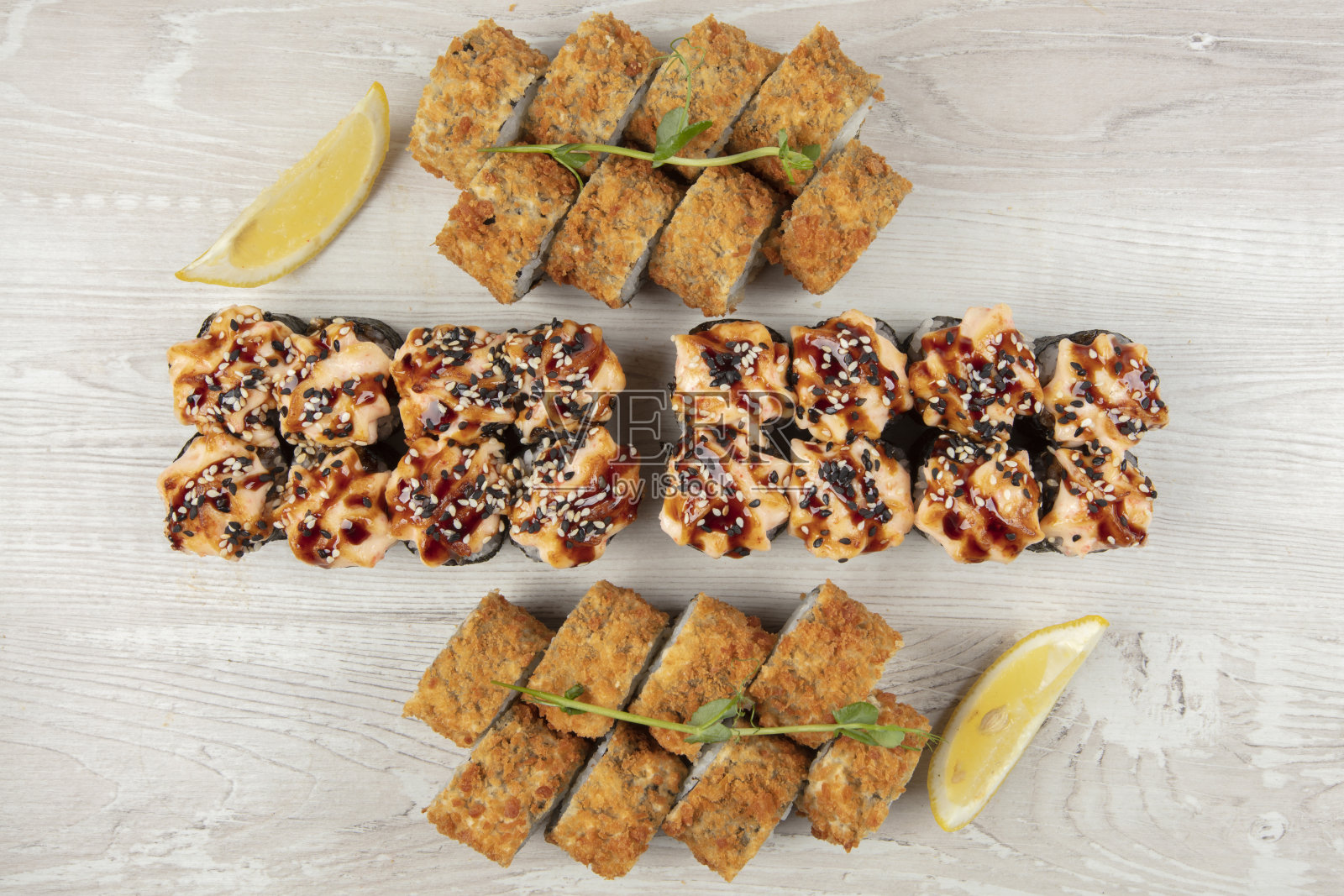 一套不同的寿司卷在一个白色的木制背景。日本的食物。照片摄影图片