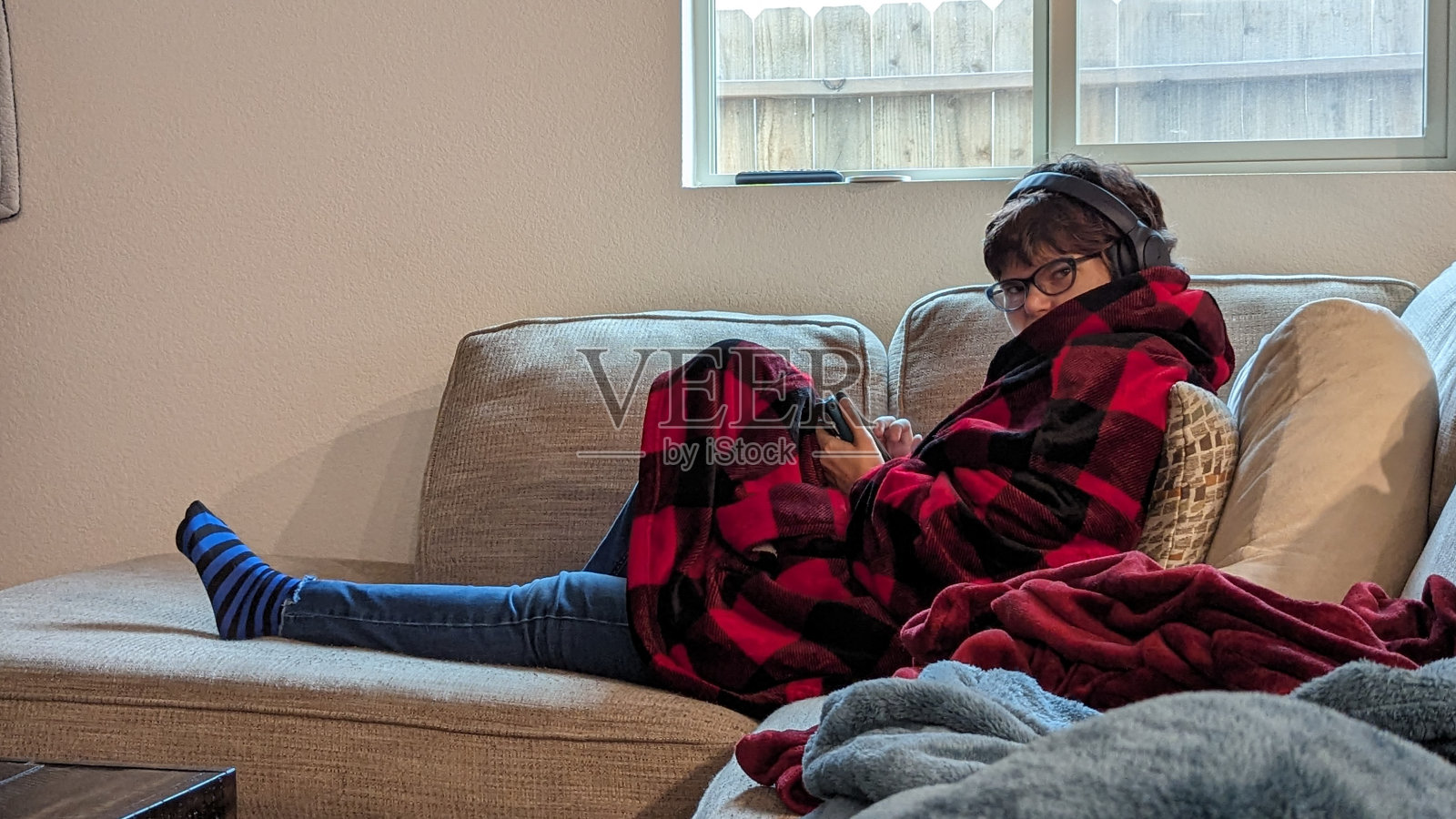 有智力障碍的年轻女子与男友发短信照片摄影图片