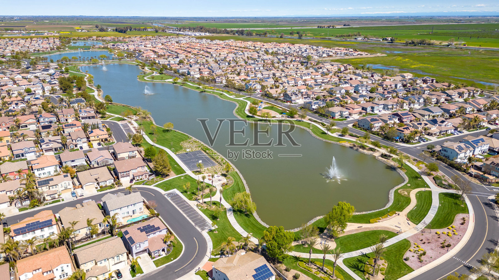 加州发现湾一个社区的航拍照片，那里有一个大湖照片摄影图片