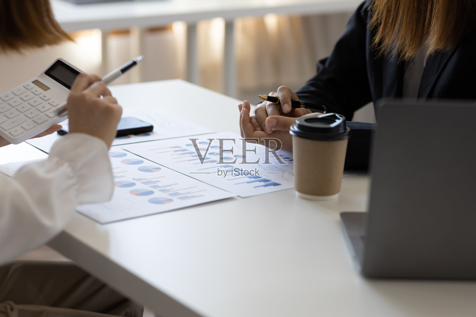 与财务顾问开会，用计算器分析商业报告中的图表，投资和会计分析。照片摄影图片