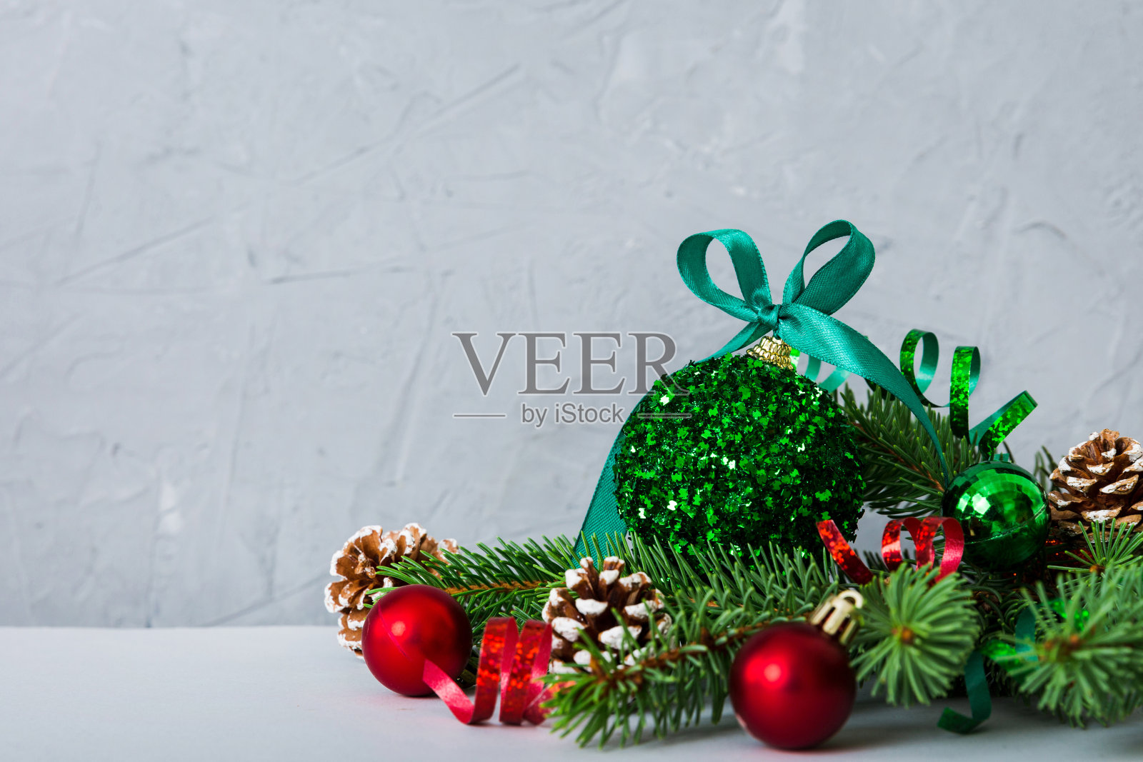 新年圣诞树玩具与彩色背景上的圣诞树枝和装饰品照片摄影图片