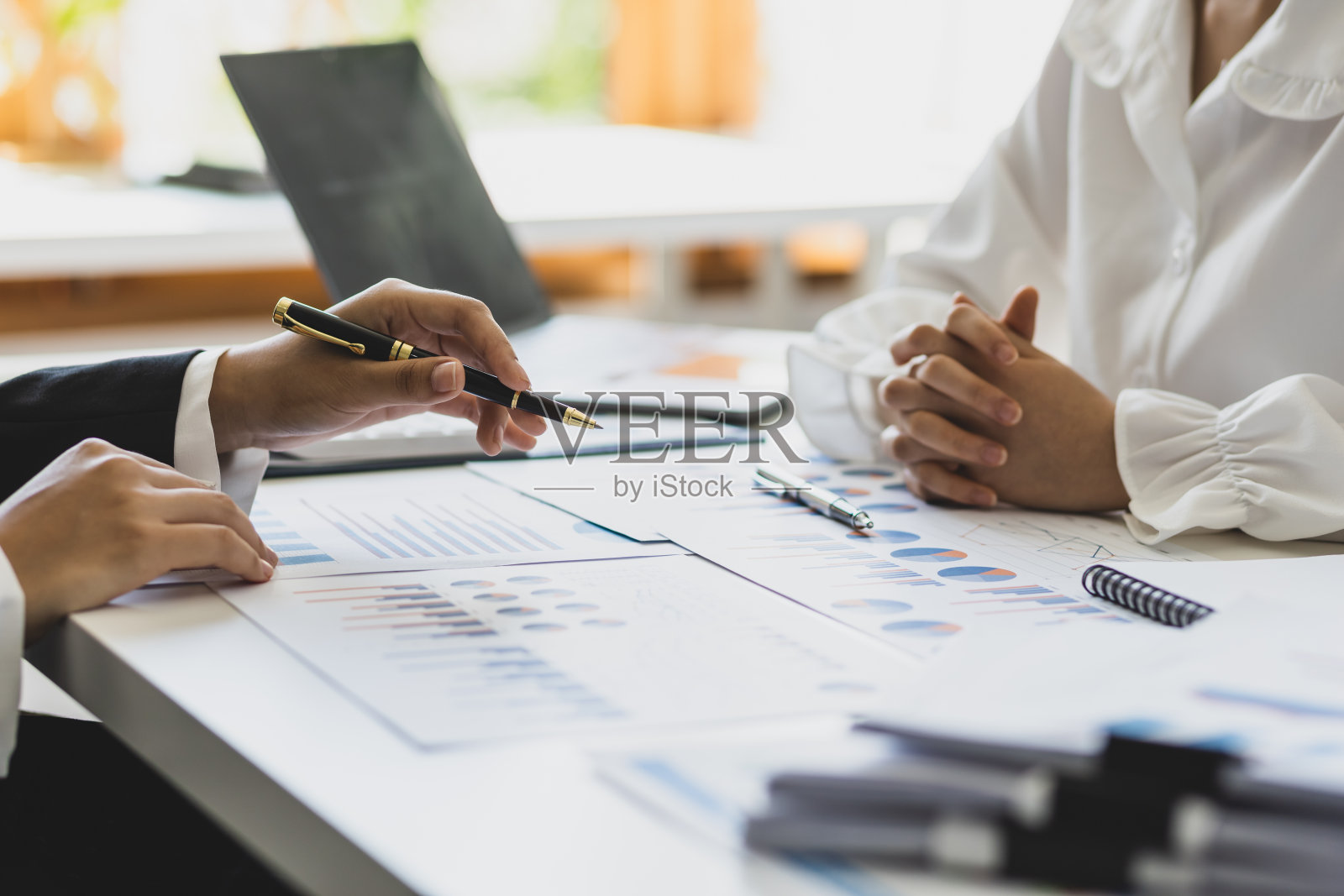 财务顾问在办公室与女商人讨论企业管理计划。照片摄影图片