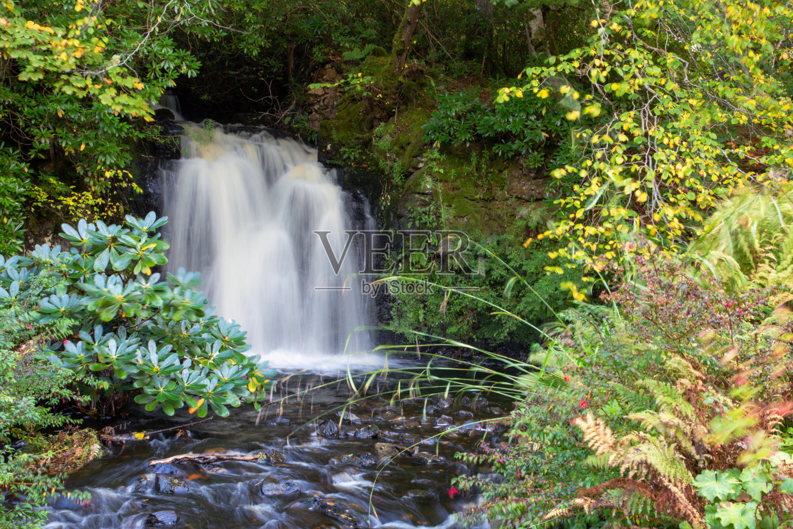 苏格兰中心的日间瀑布照片摄影图片