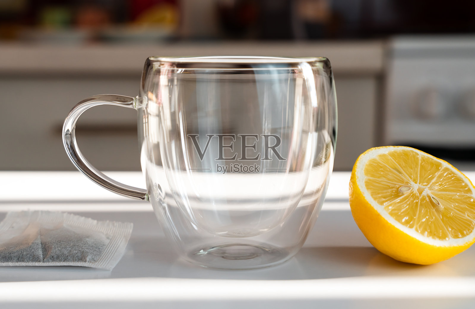 饮茶理念。空杯子，茶包和柠檬片放在桌子上。特写镜头。有选择性的重点。照片摄影图片