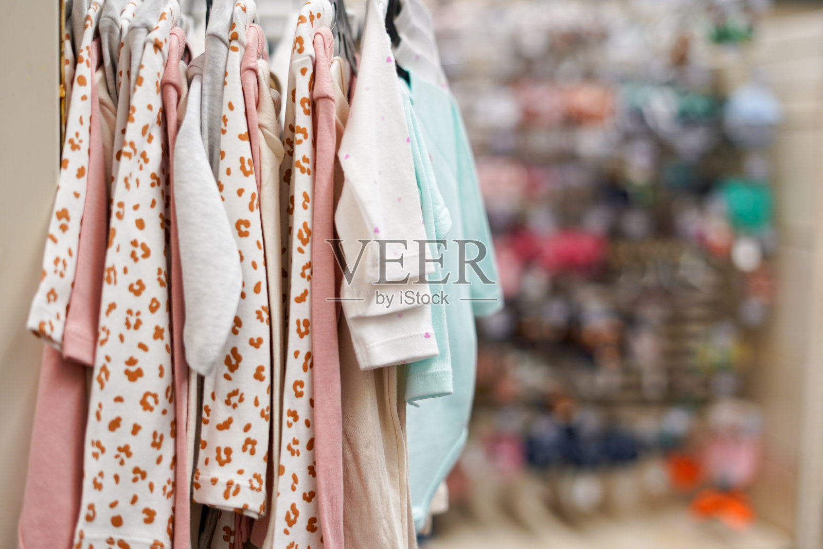 购物中心内的儿童服装店，儿童服装照片摄影图片