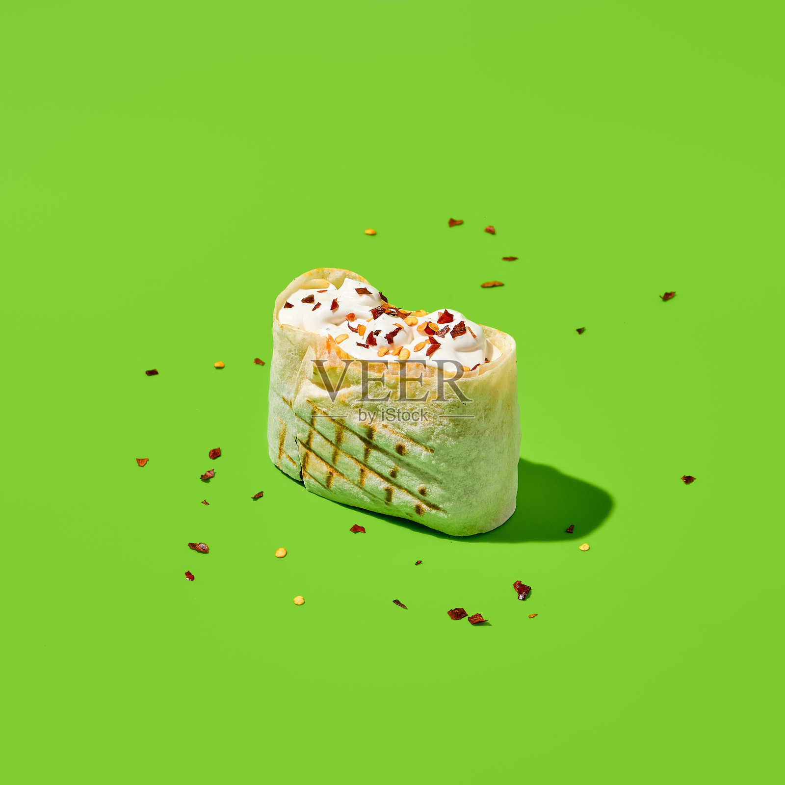 沙瓦玛配料卷。希腊陀螺椒的补充。辣椒在烤肉串里。快餐菜单概念。沙瓦玛的现代配料。补充材料照片摄影图片