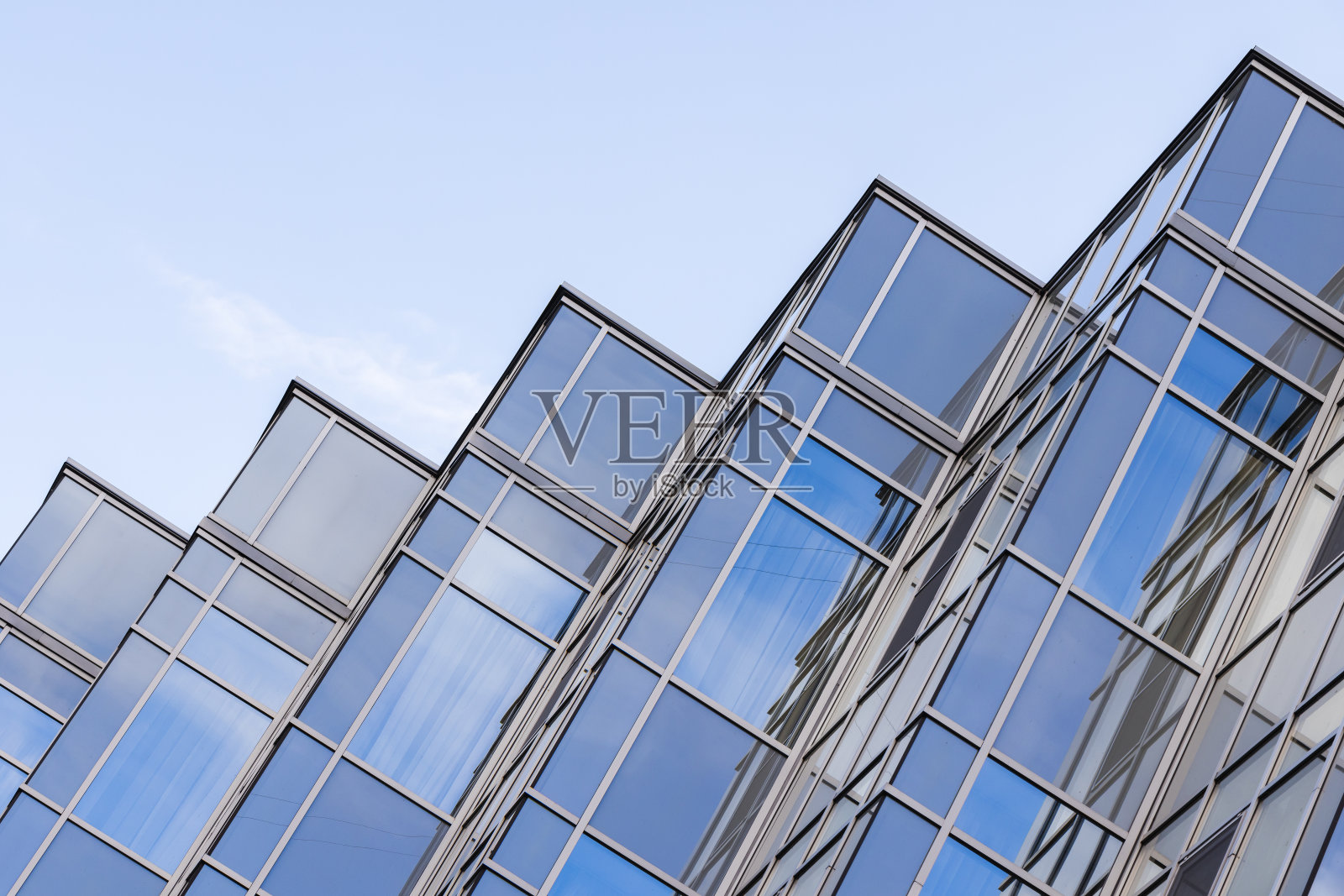 办公室立面角由钢框架和闪亮的玻璃制成照片摄影图片