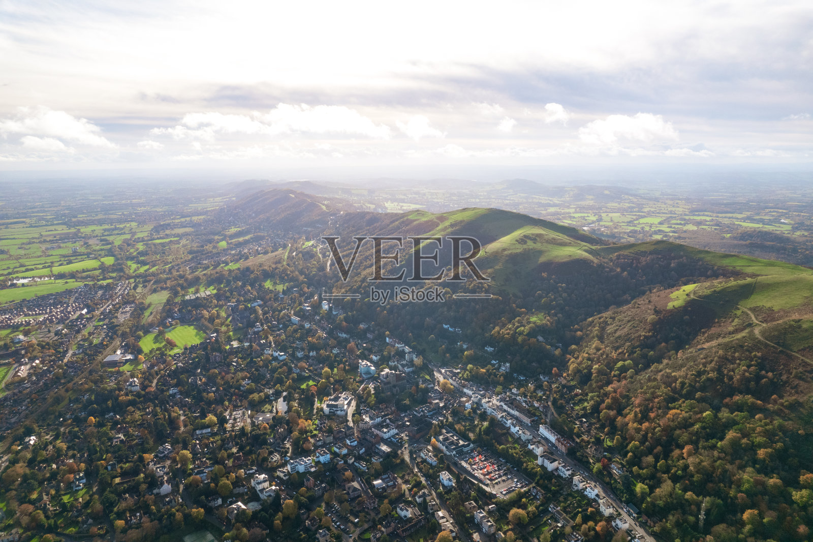 英国伍斯特郡大莫尔文的美丽鸟瞰图照片摄影图片