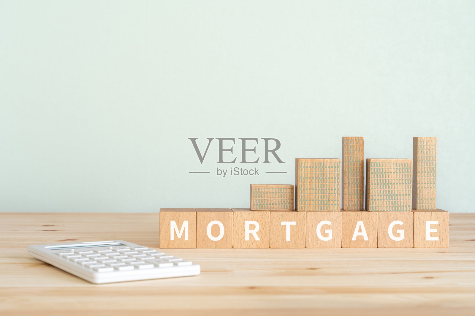 带有“抵押”概念文本的木块，计算器和建筑玩具。照片摄影图片