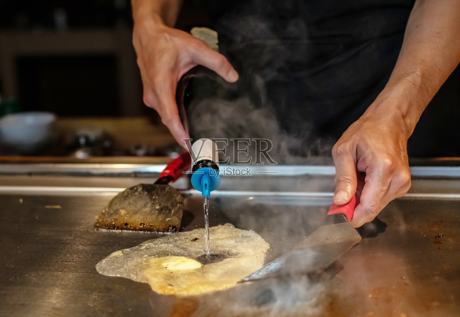 日本铁板烧餐厅的厨师照片摄影图片