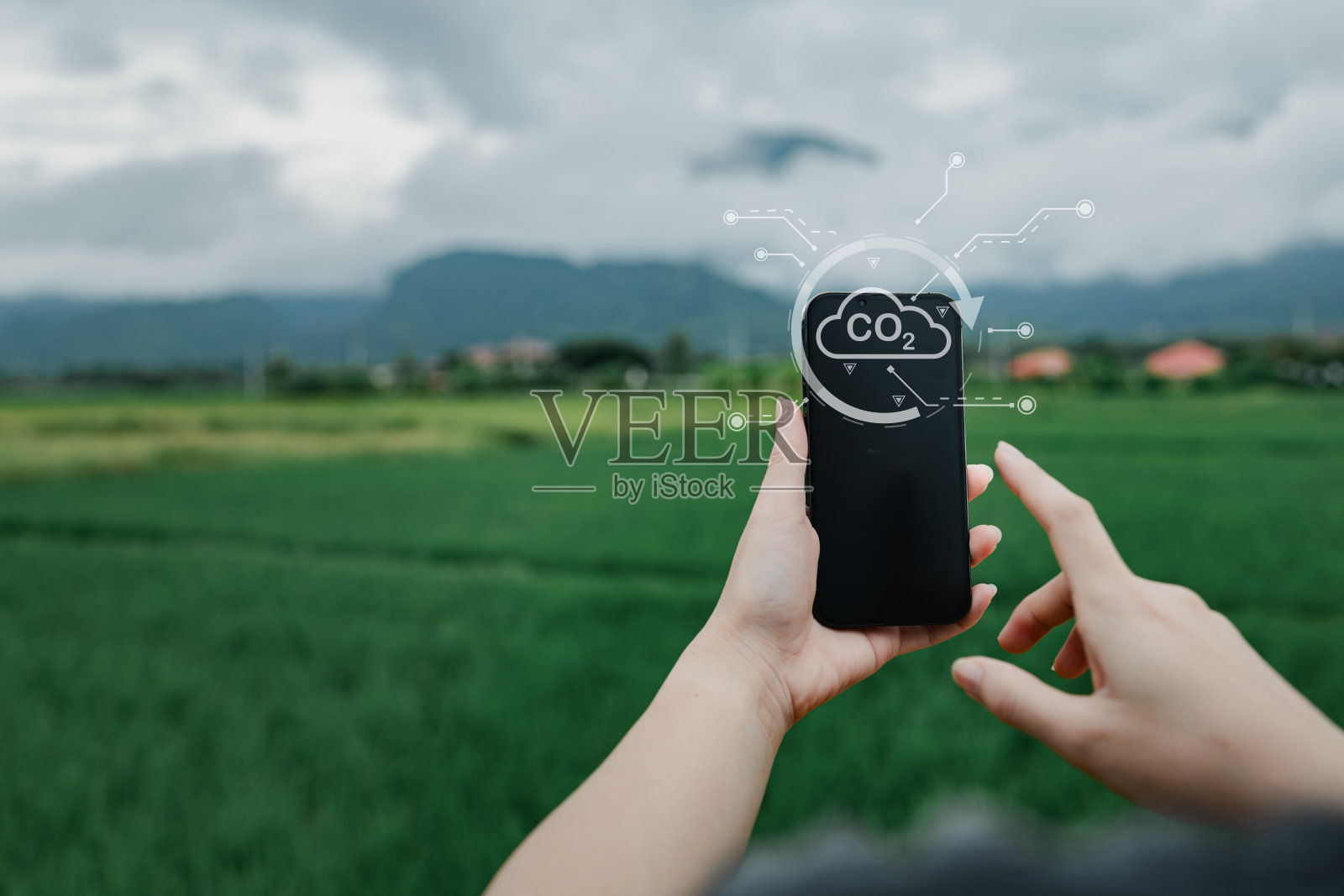 减少二氧化碳排放的概念，破坏环境和减少全球变暖的运动，平衡空气，利用技术防止二氧化碳排放，使用可再生能源。照片摄影图片