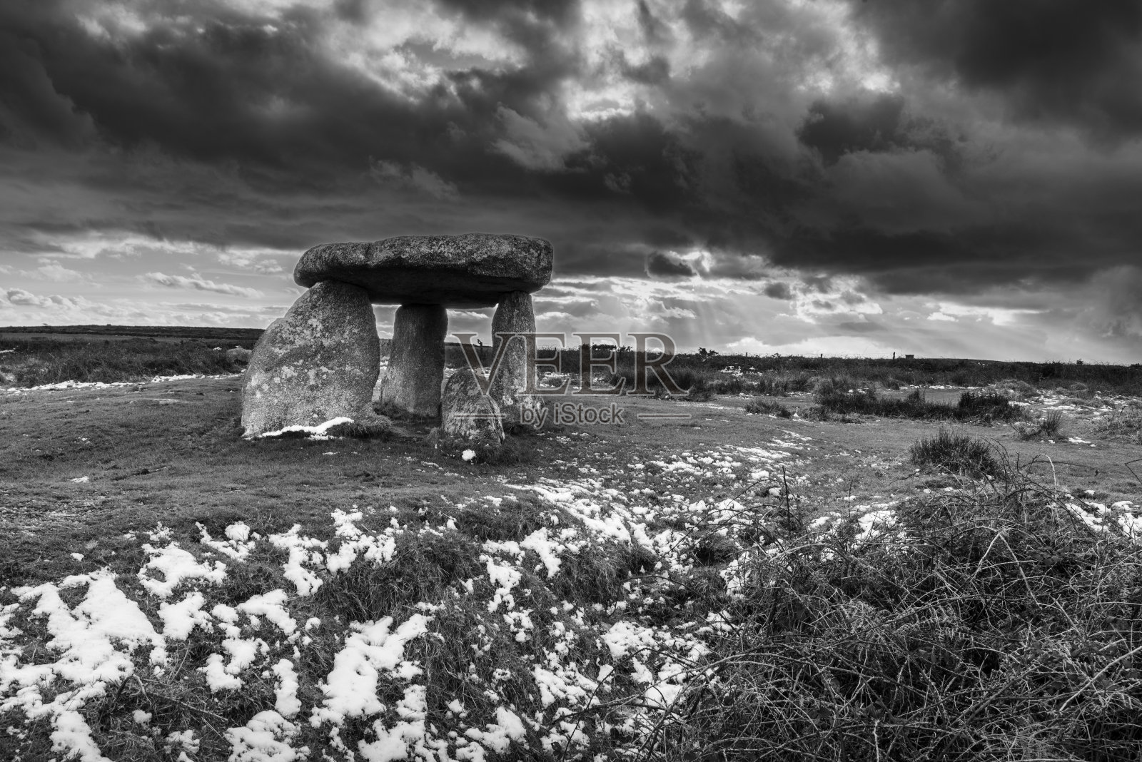 站立的石碑在冬天会消失照片摄影图片