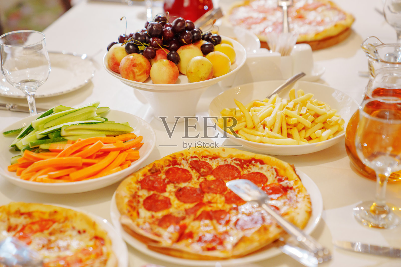 为孩子们聚会准备的桌子，上面有孩子们最喜欢的快餐。照片摄影图片