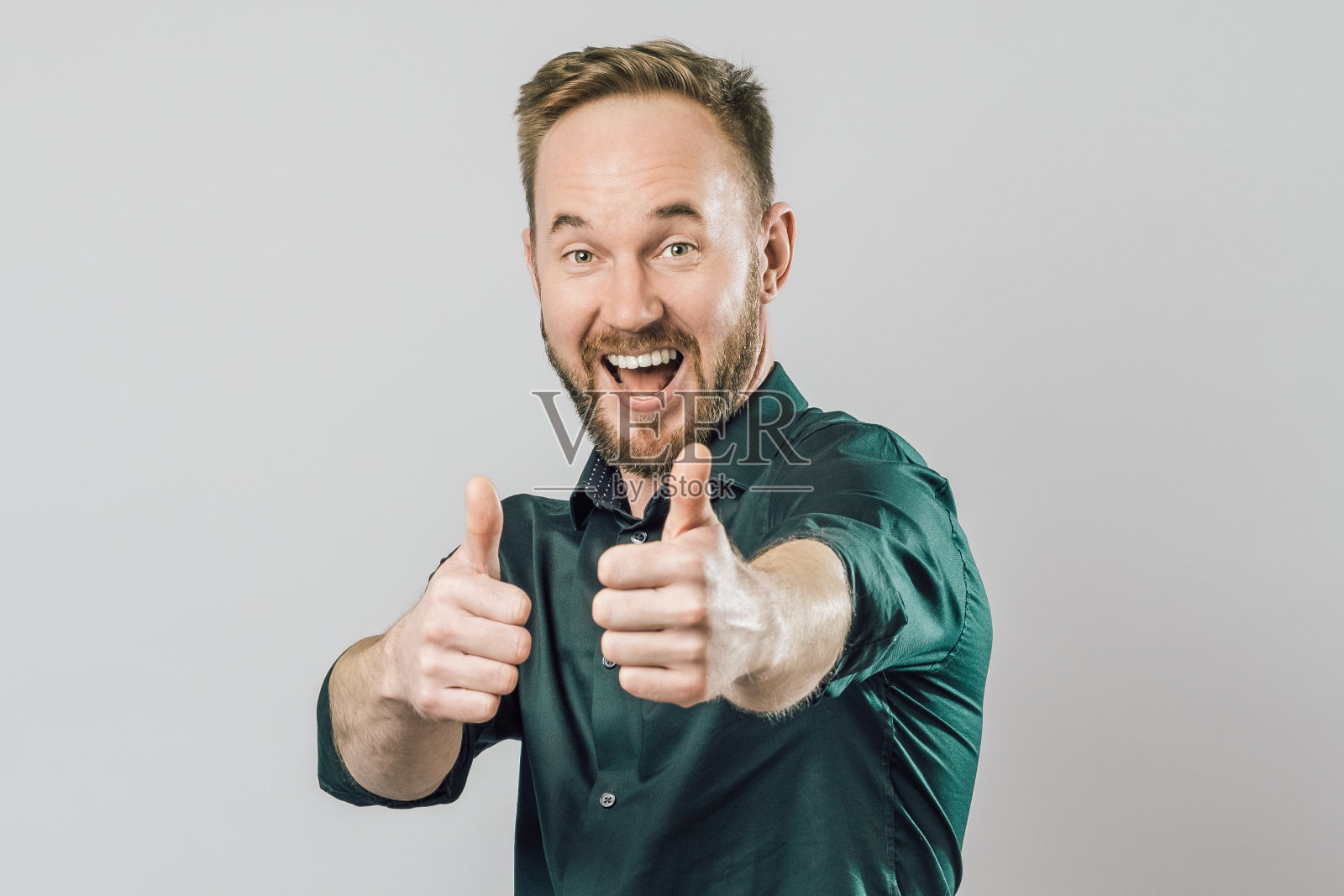 一个友好的男人竖起大拇指照片摄影图片