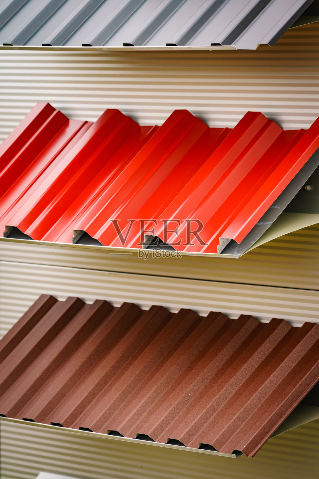 新的波纹金属屋面板在车间。照片摄影图片