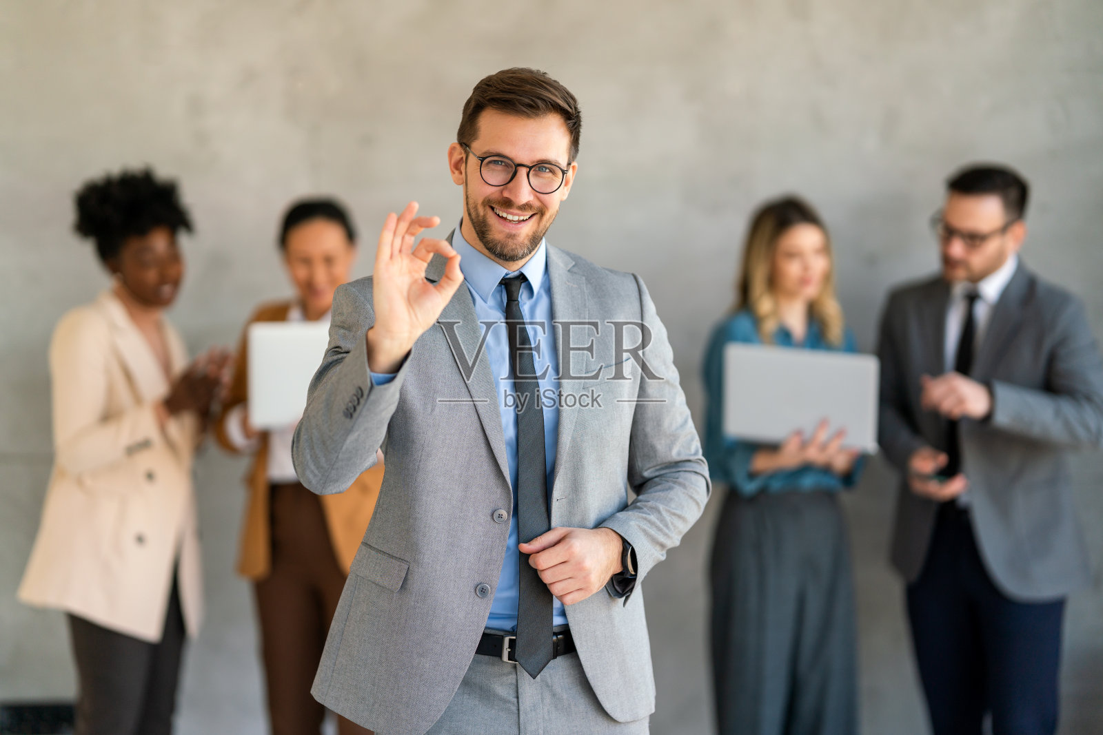 多民族企业家和商业人士在公司办公室实现目标的成功群体照片摄影图片