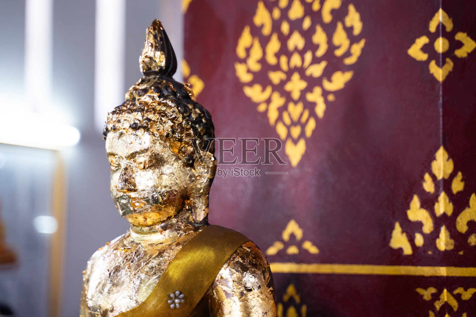 寺庙里覆盖着金箔的佛像照片摄影图片