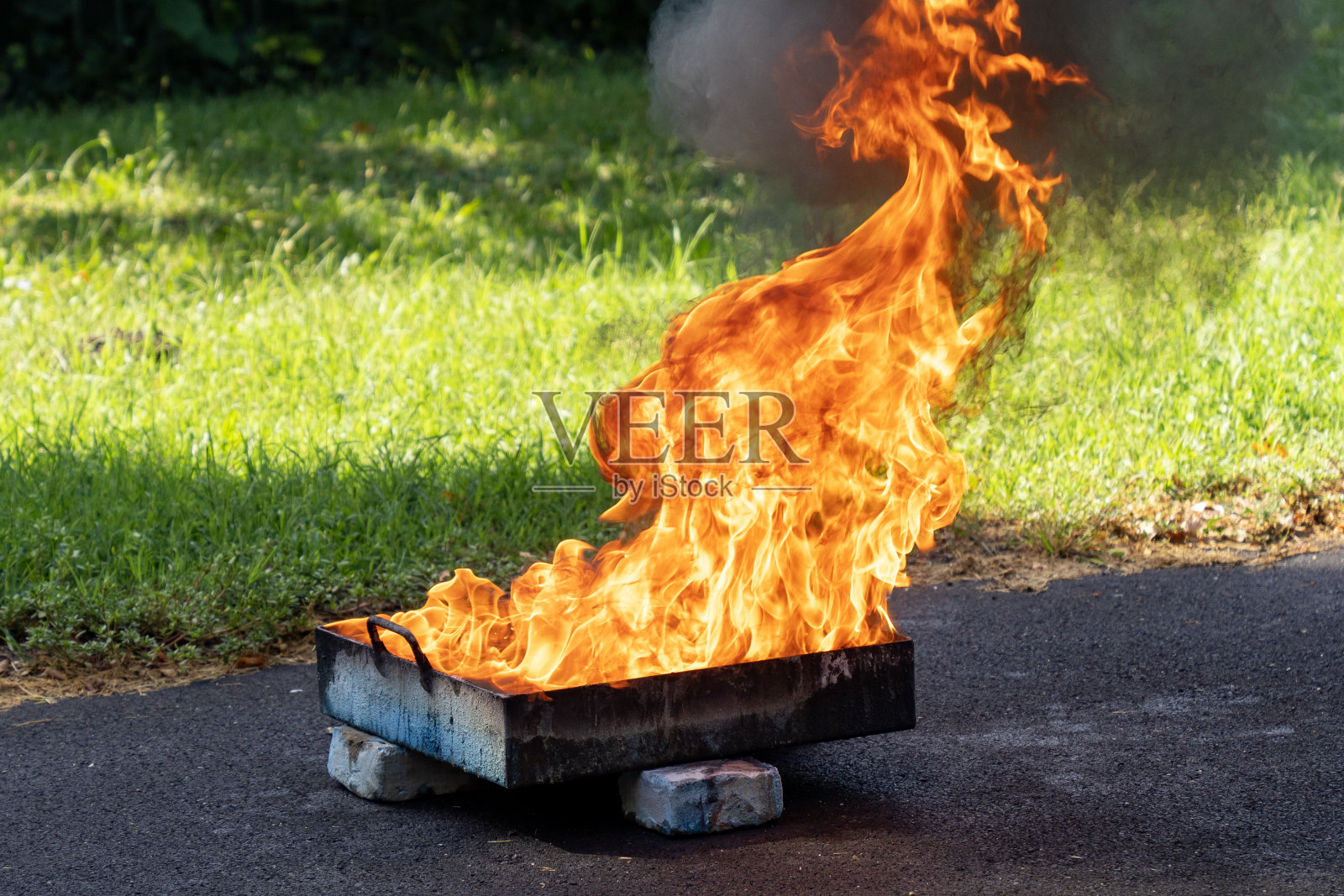 消防日厨房火灾的演示照片摄影图片