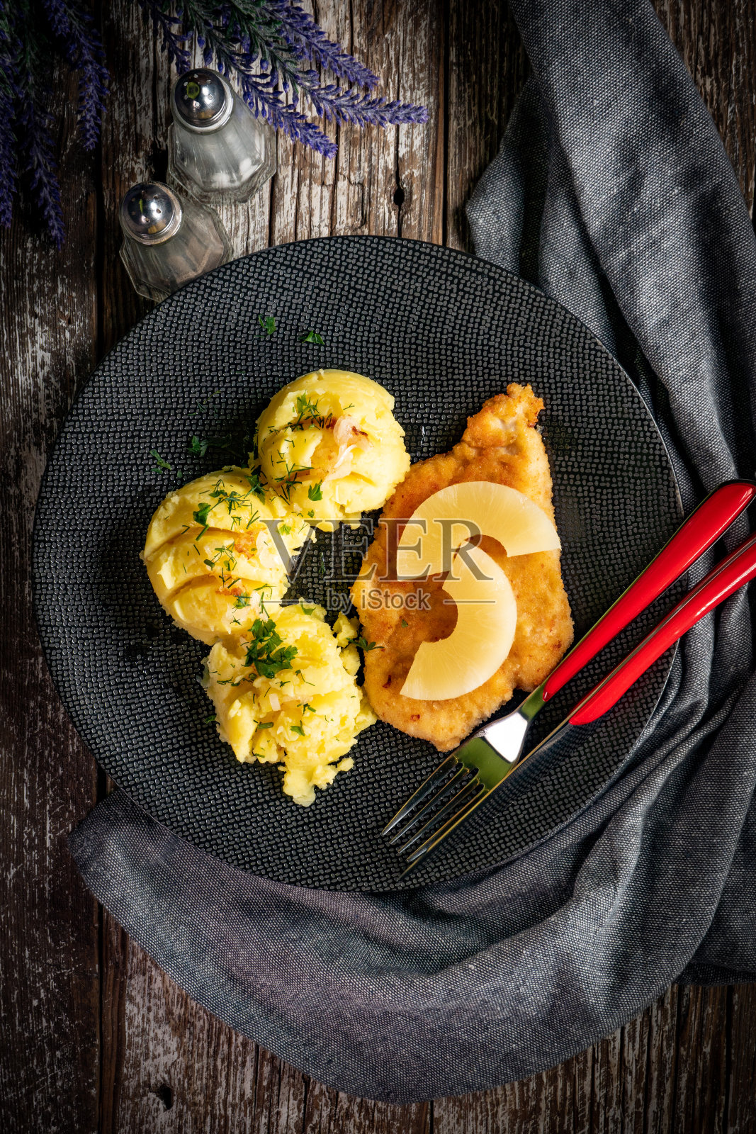 裹面包的鸡胸片。照片摄影图片