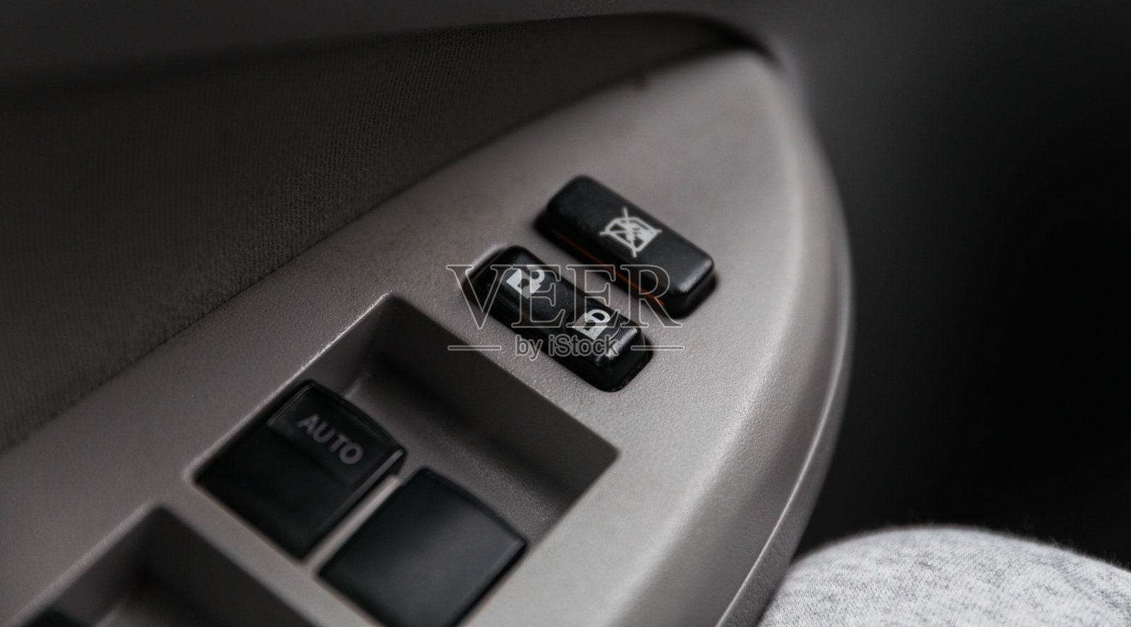 门锁，体现安全与门禁。抛光的金属和复杂的设计传达了一种对家庭和企业的现代保护感照片摄影图片