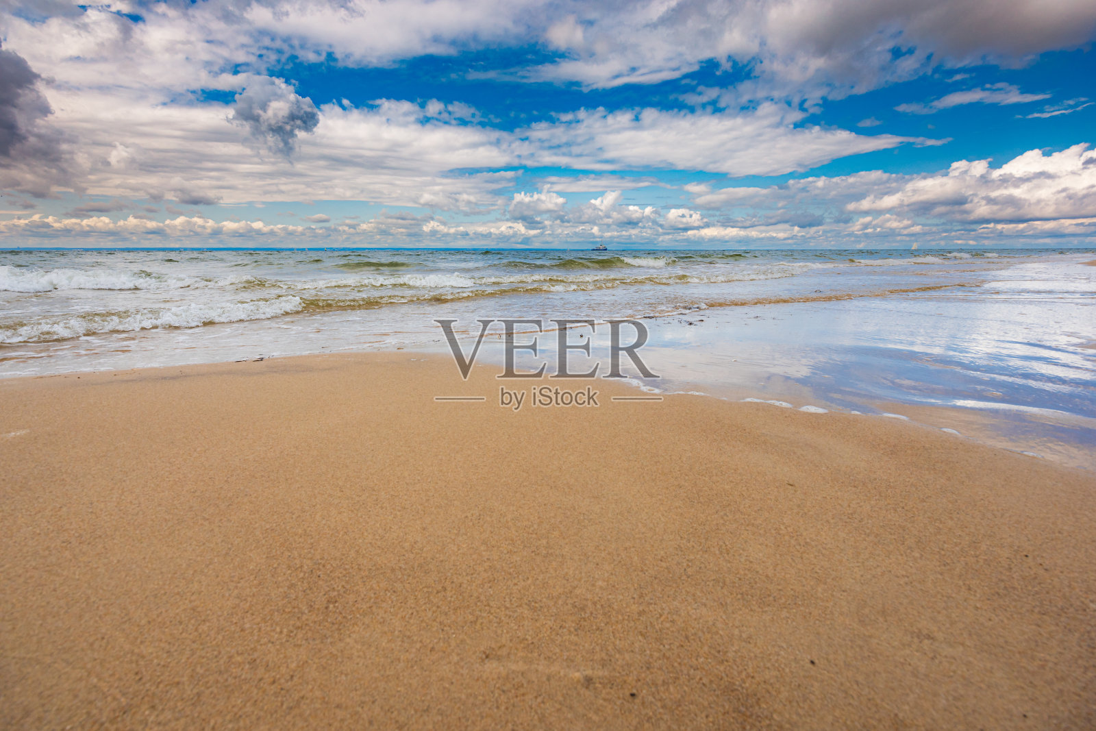 美丽的风景，海岸线的沙滩和暴风雨的大海，多云的天空照片摄影图片
