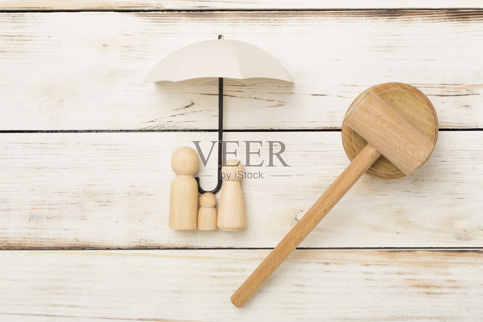 木制家庭人物与法官木槌俯视图照片摄影图片