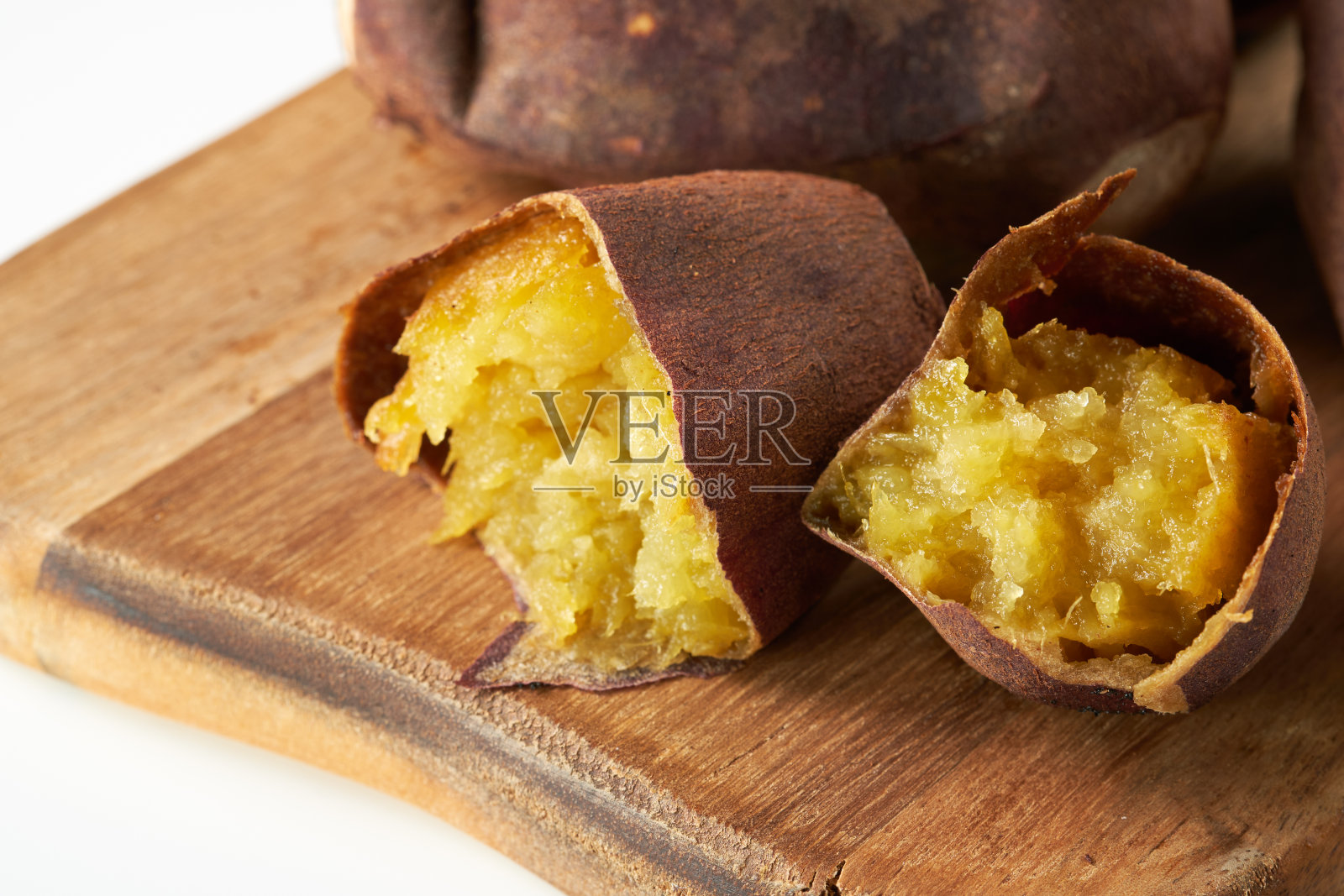 白色背景上一口大小的日本红薯照片摄影图片