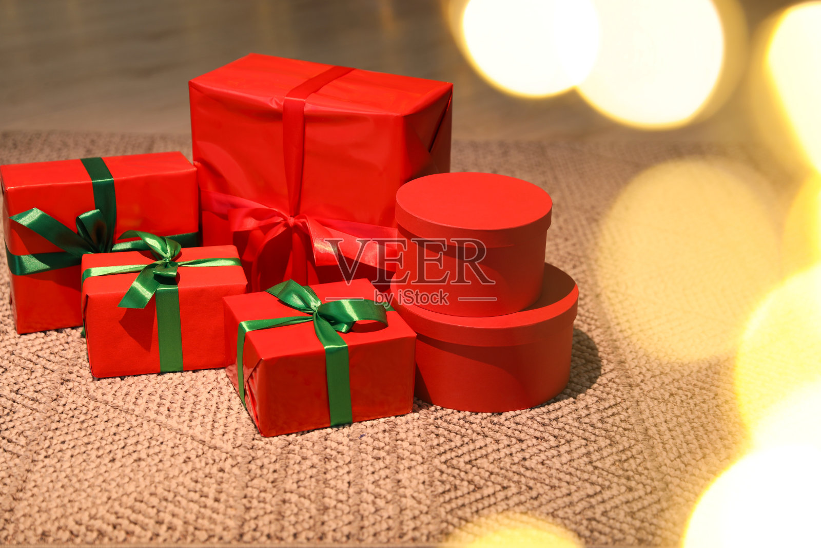 室内地毯上包装精美的圣诞礼物照片摄影图片