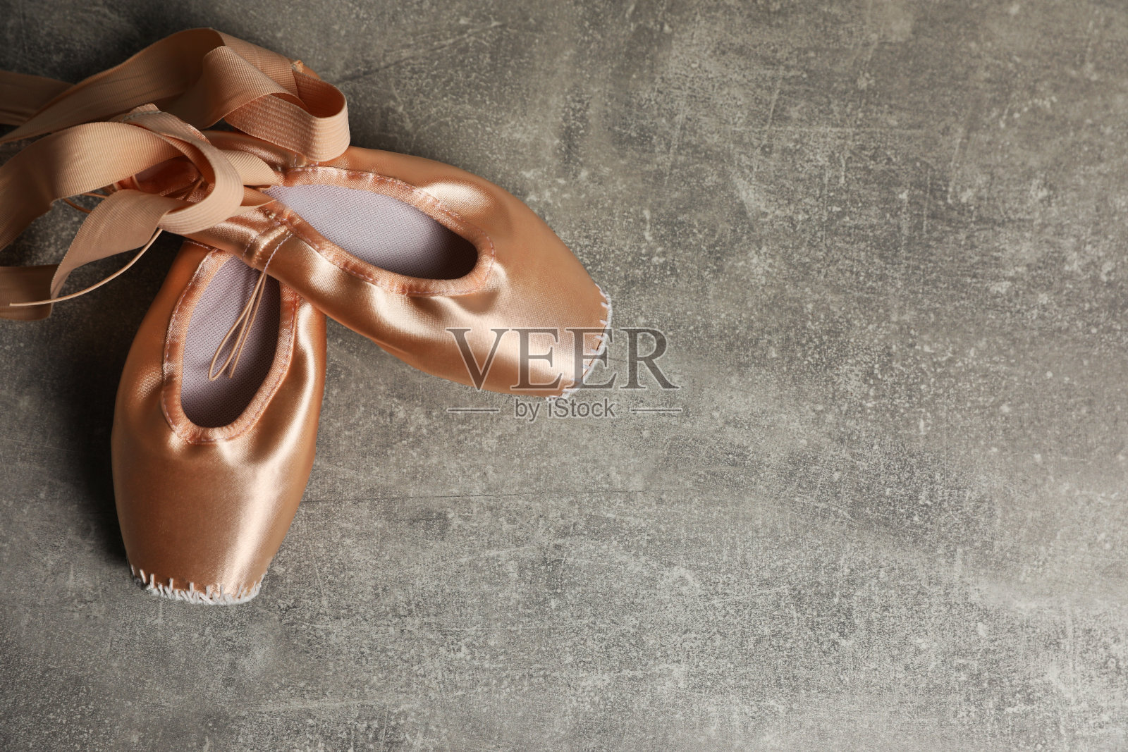 芭蕾舞鞋。在灰色纹理背景上优雅的点，平铺与文本空间照片摄影图片