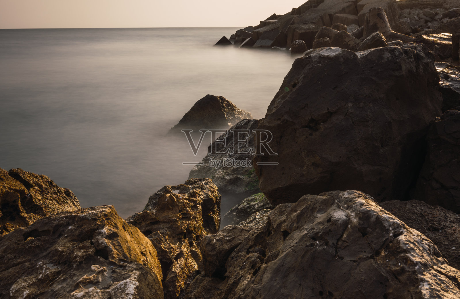 海滩上的日出照片摄影图片