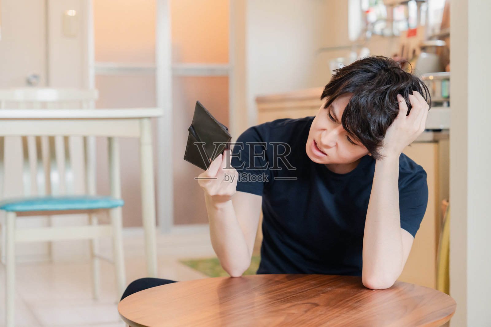 年轻人因缺钱而受苦照片摄影图片