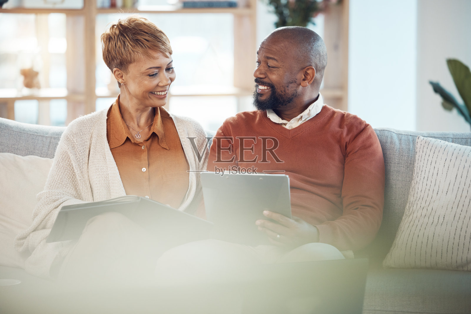 夫妻预算，家庭财务和贷款规划，投资和储蓄，银行，税务和保险的文书和行政文件。黑人女人，黑人男人，账单，退休目标和投资照片摄影图片