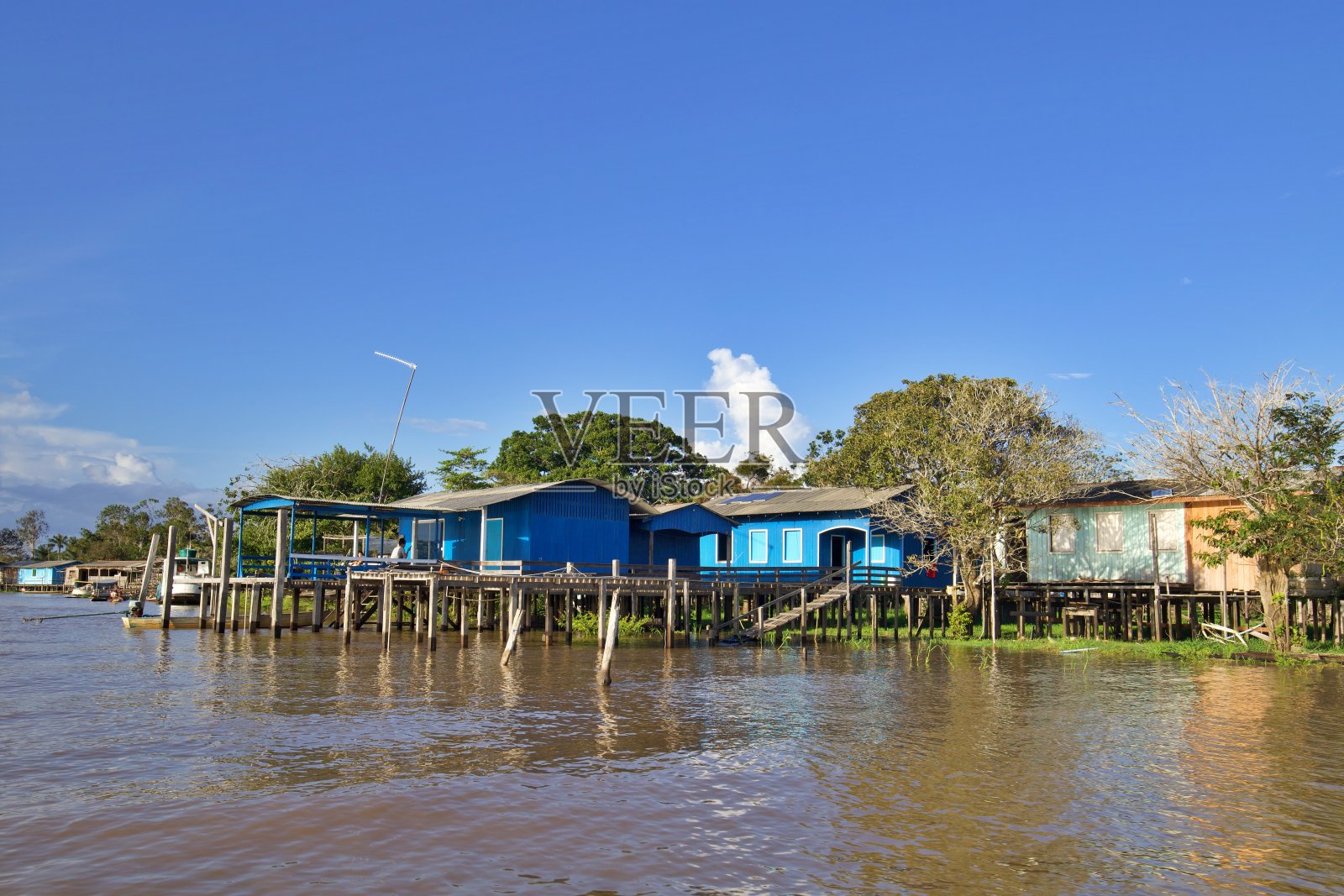 亚马逊河畔的定居点照片摄影图片