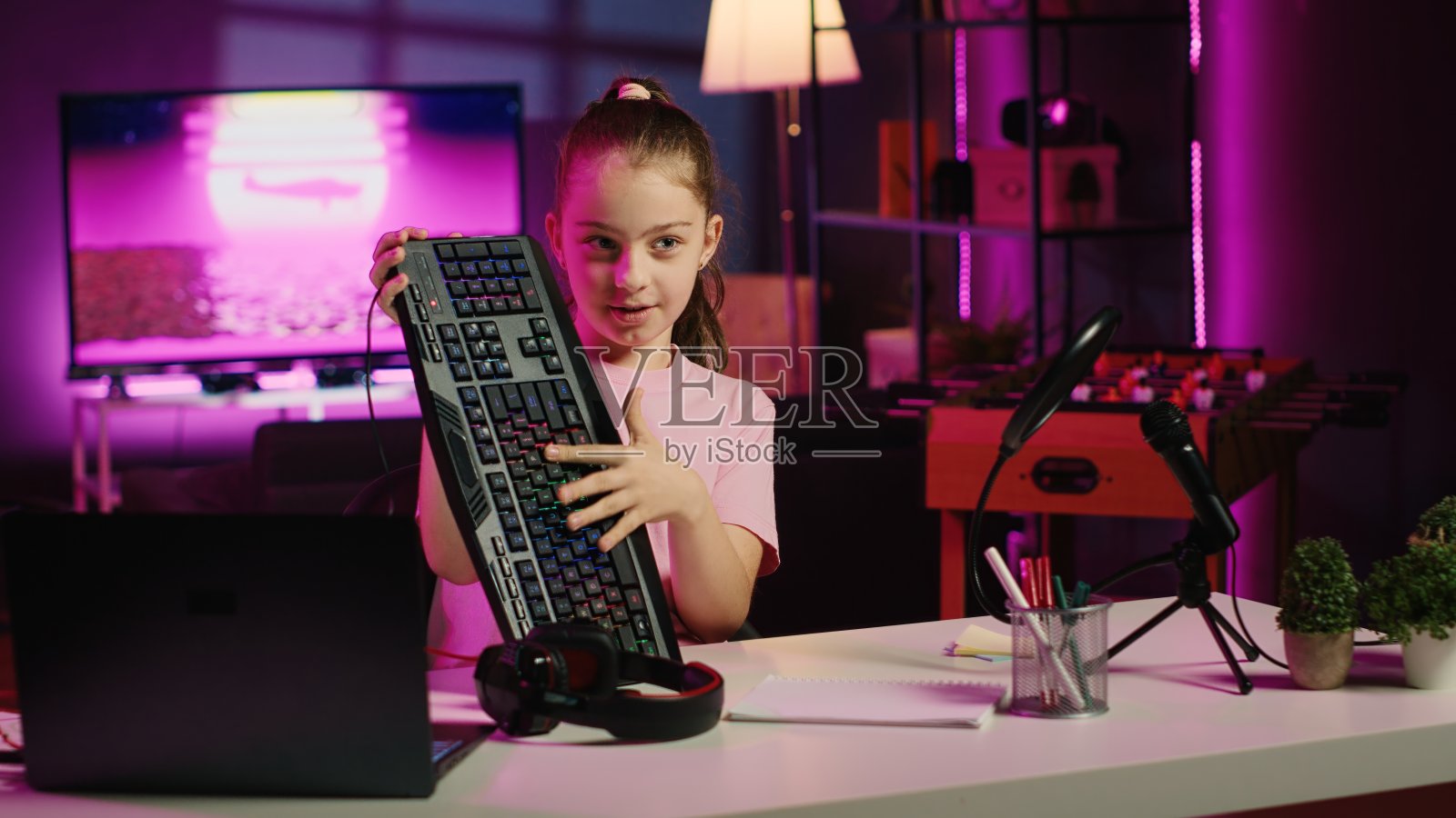 儿童影响者在工作室使用相机照片摄影图片