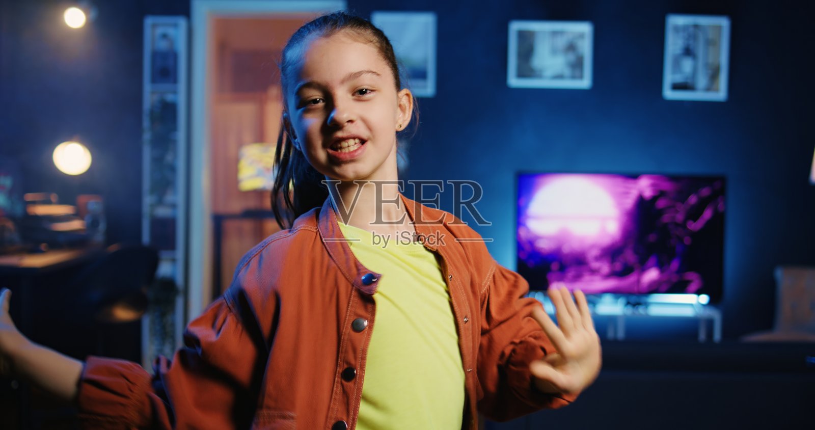 快乐的年轻人跳着病毒舞照片摄影图片