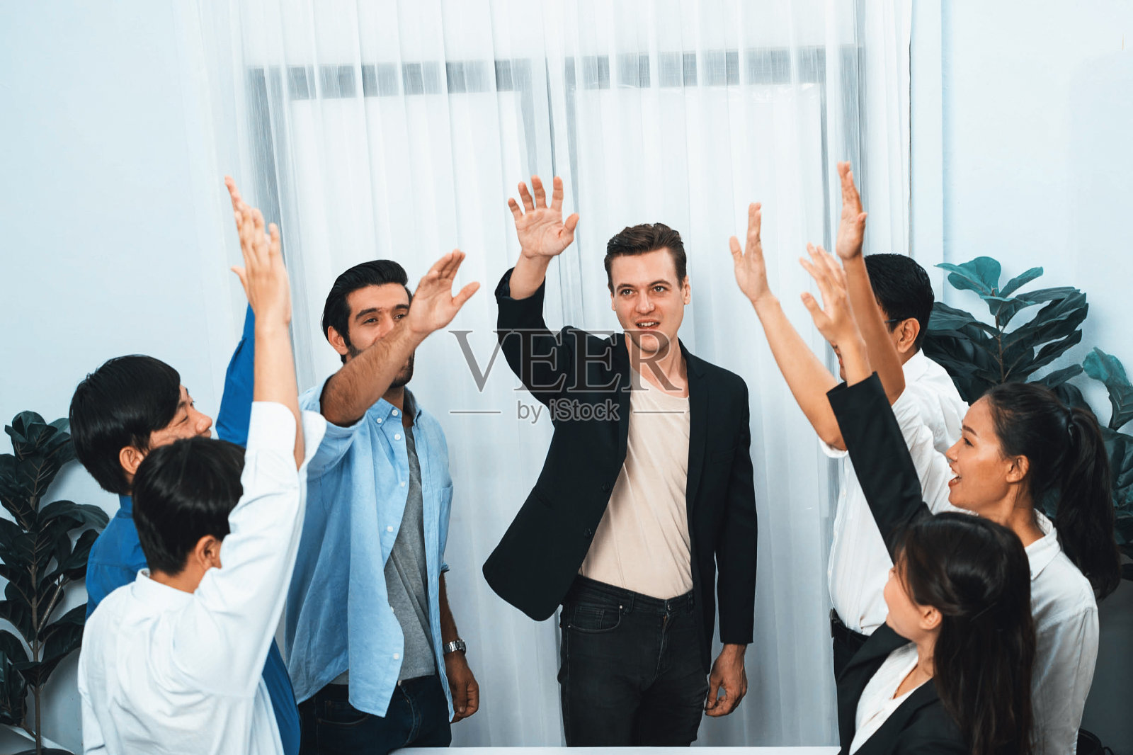 兴奋和快乐的办公室职员庆祝。谨慎的照片摄影图片