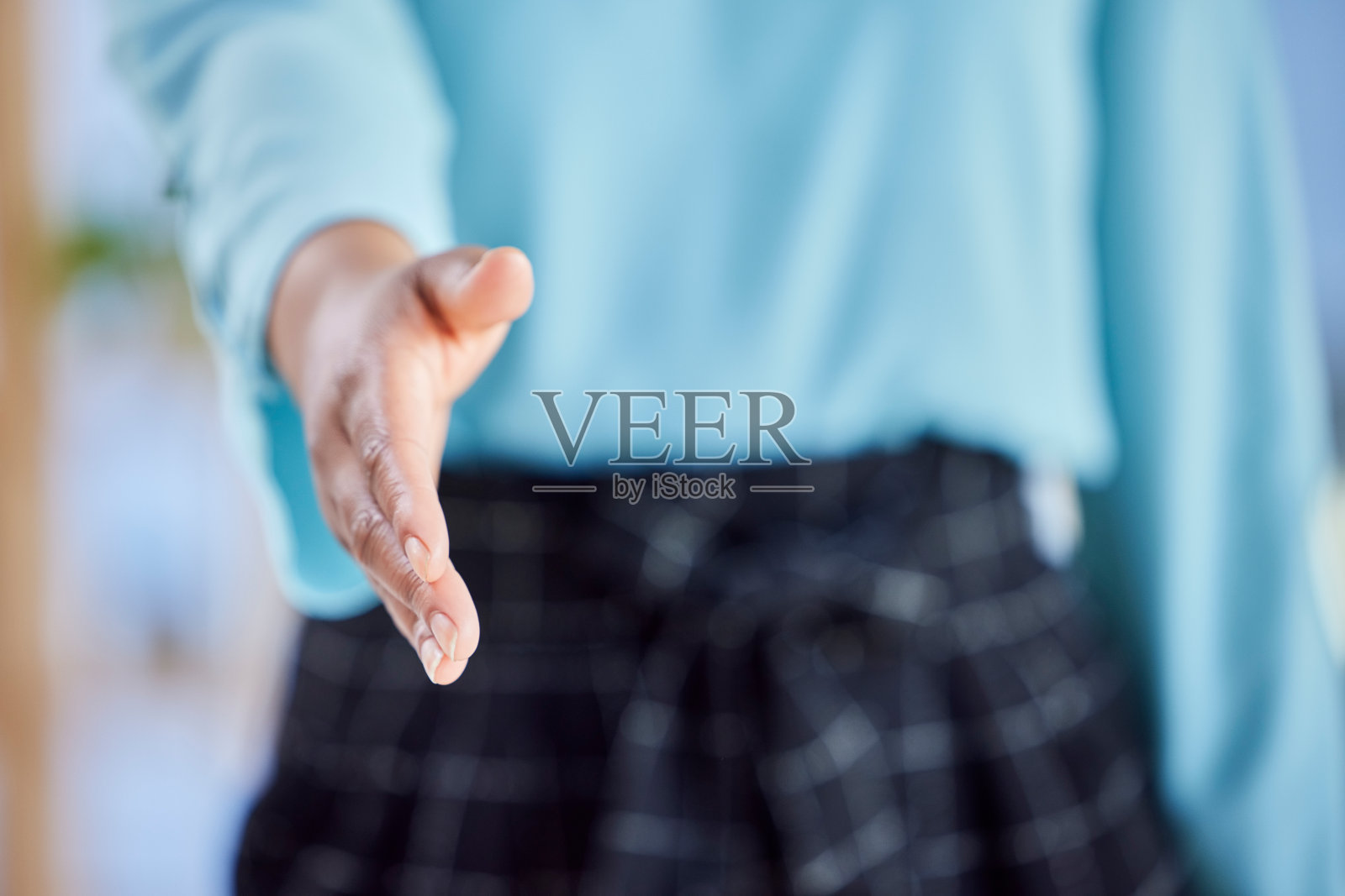 面试、商务会议或招聘时，hr女士的手、欢迎和握手特写。Zoom, b2b和女性的握手表情符号，用于客户关系管理，咨询或整合伙伴关系照片摄影图片