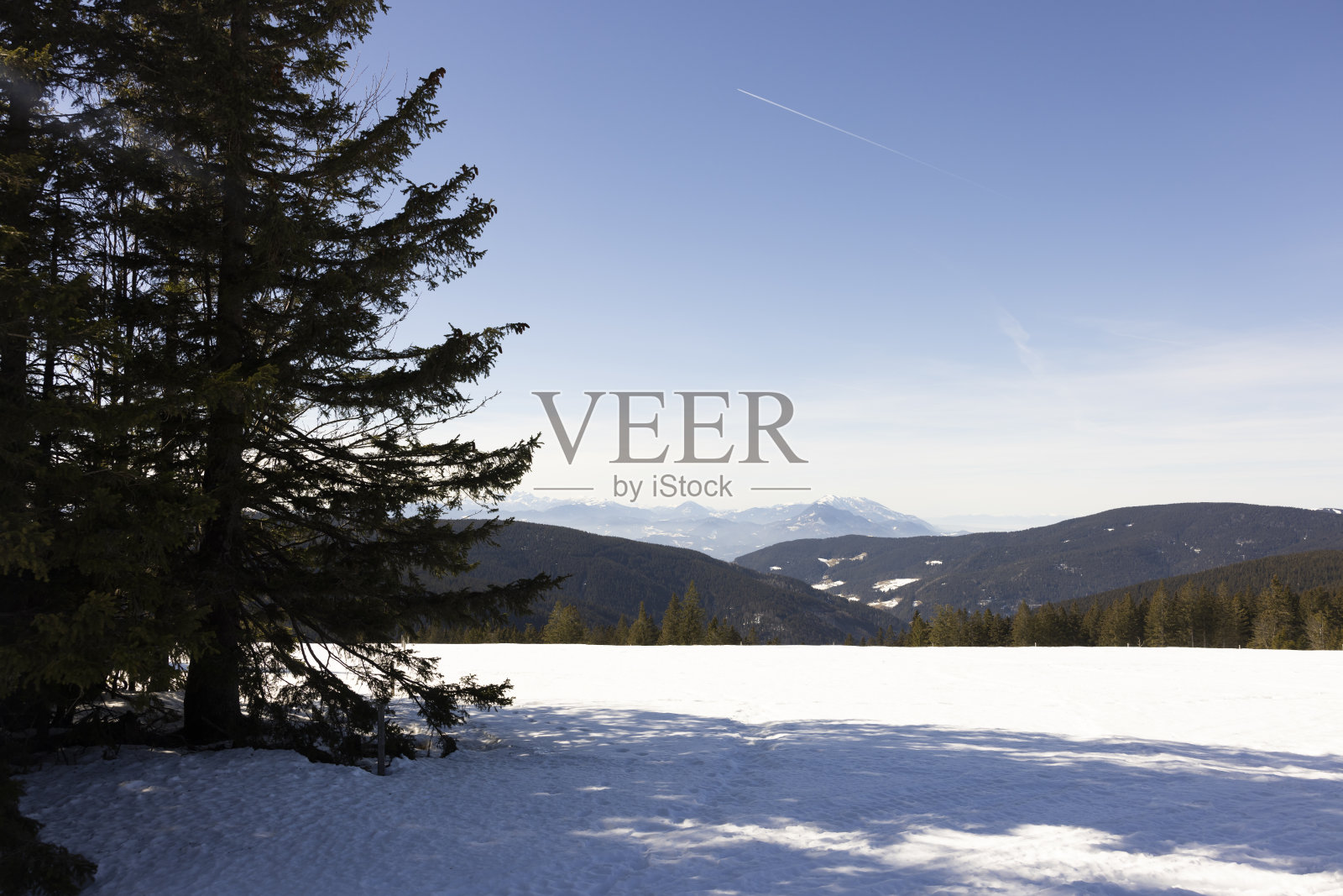 冬天的风景与山相望照片摄影图片