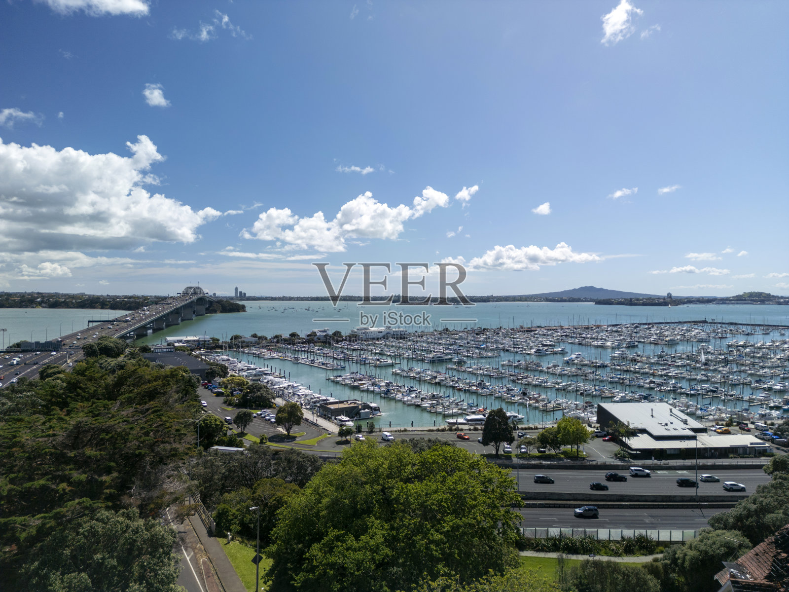 新西兰奥克兰的韦斯特海文码头和海港大桥照片摄影图片