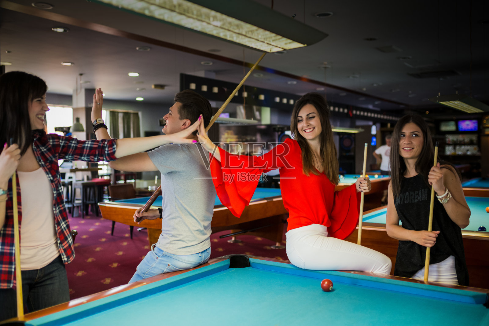 一群朋友在打台球照片摄影图片