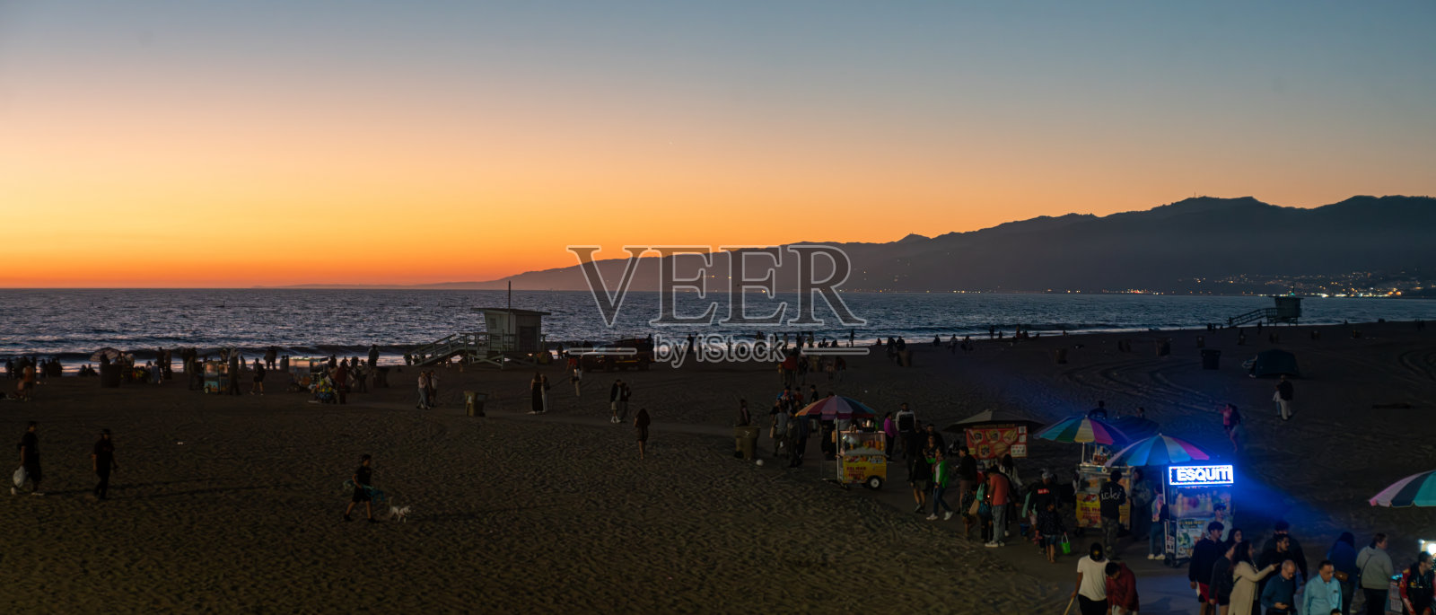 日落时分的圣莫尼卡海滩挤满了人照片摄影图片
