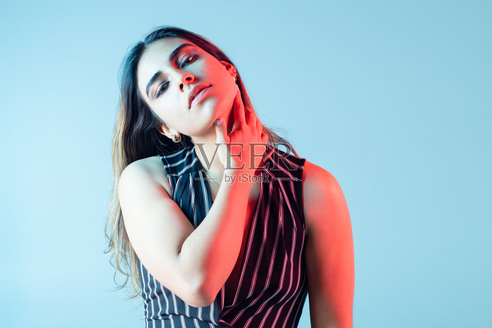 现代时尚金发女模特穿着条纹西装在彩色背景孤立在照相馆照片摄影图片