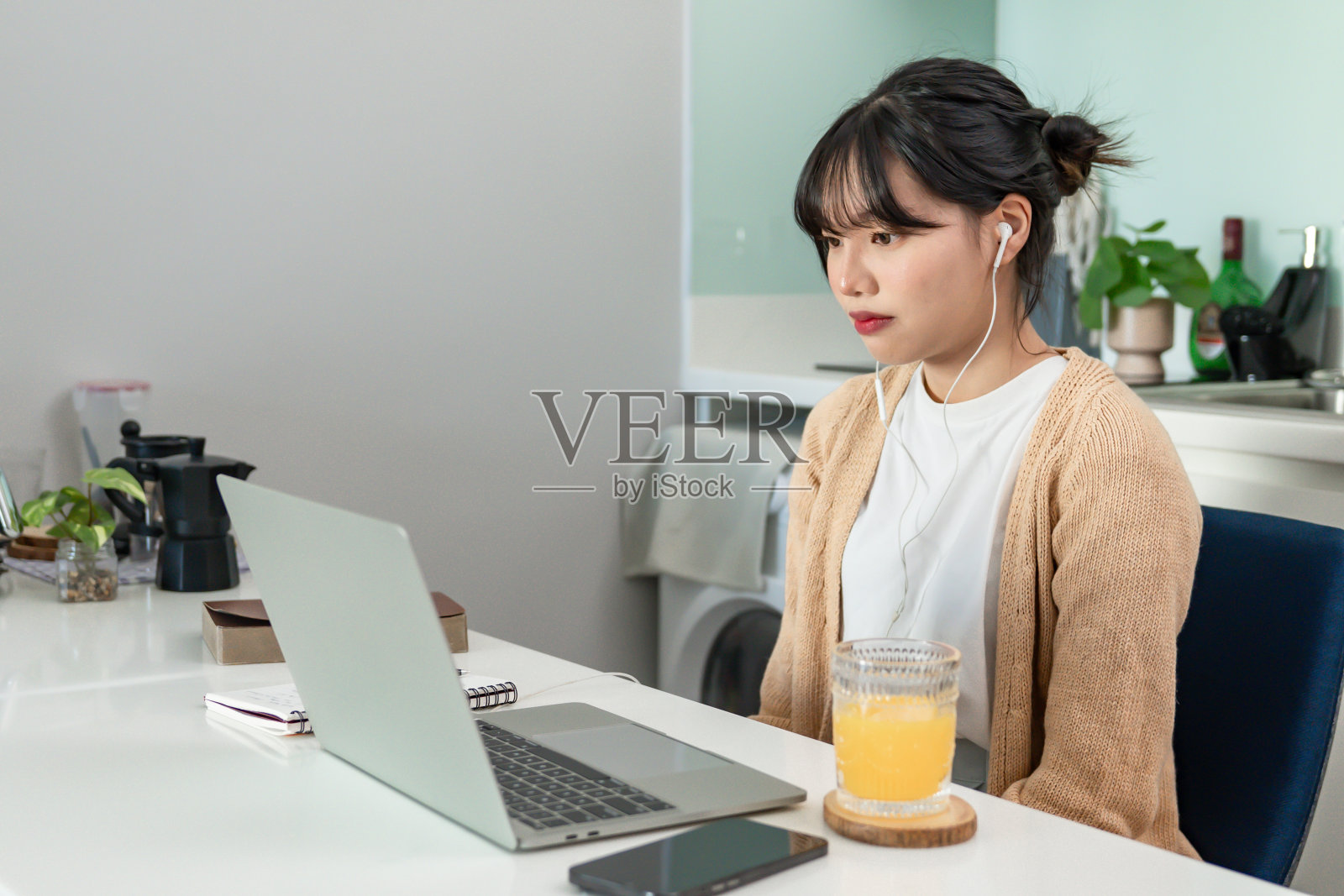 快乐的年轻亚洲女性成功工作与笔记本电脑检查快乐祝贺得到好消息年轻亚洲感到兴奋和同事studentÂ通过考试照片摄影图片