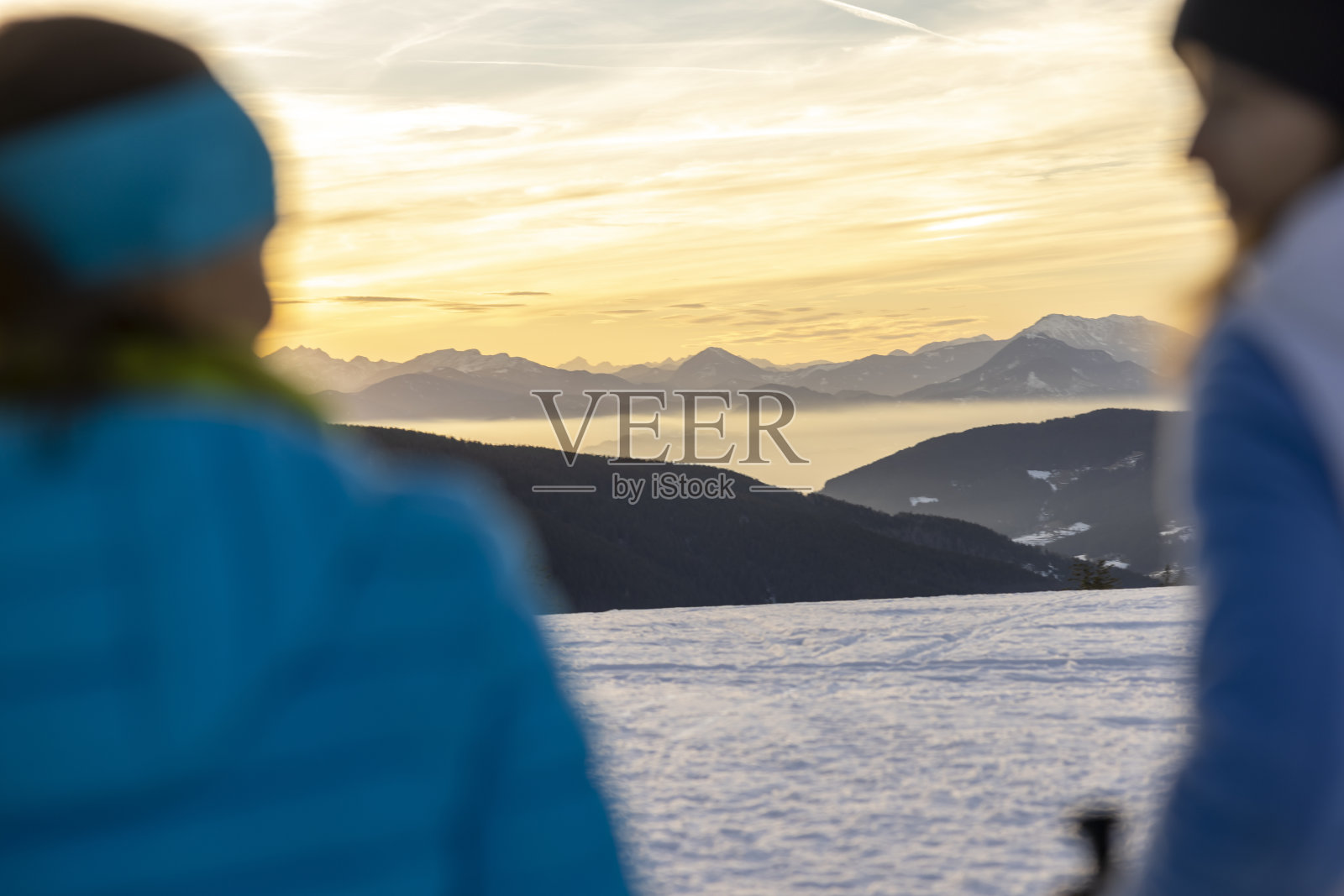两个女性朋友从雪景中欣赏美丽的山峰照片摄影图片
