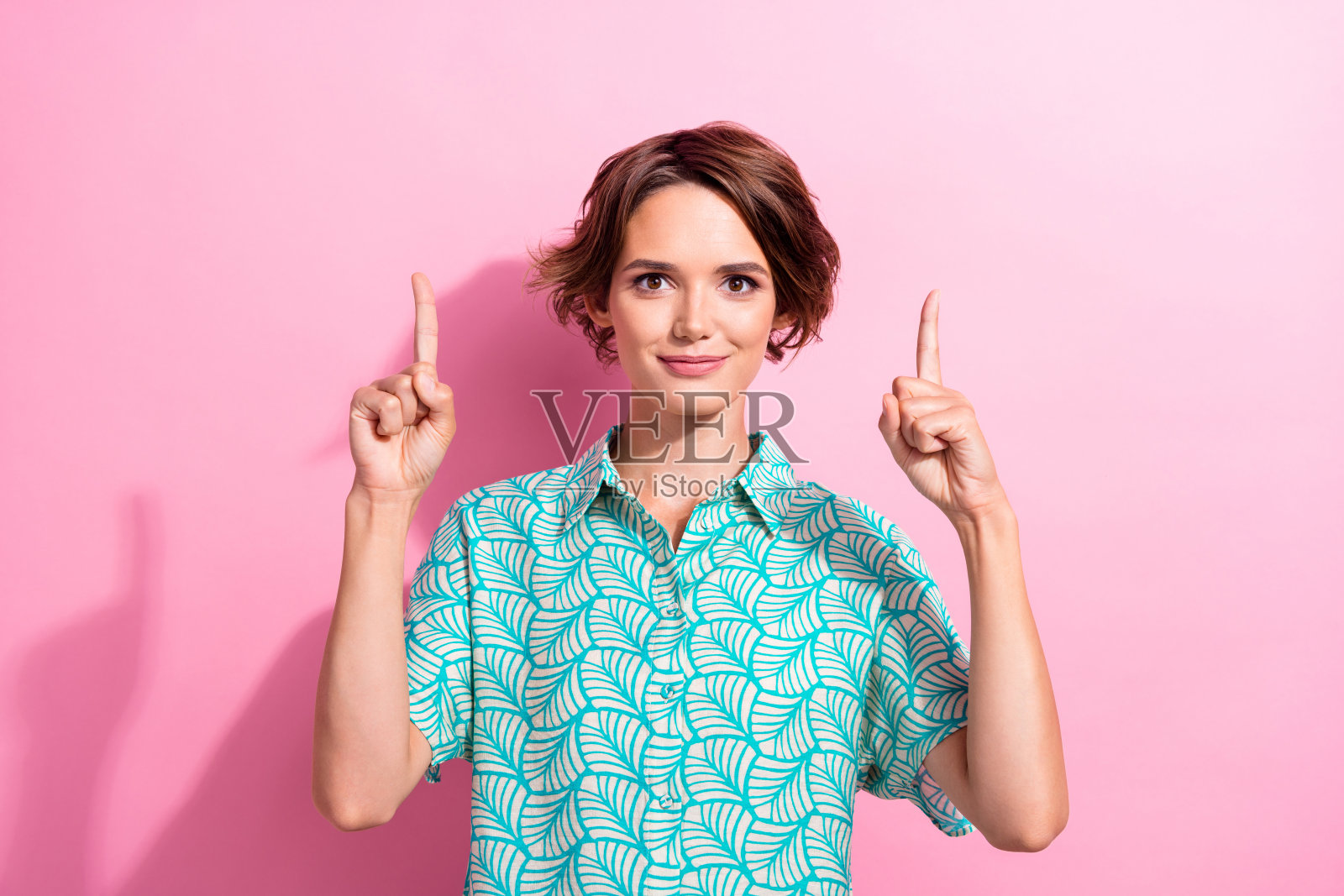 照片自信的商业女士广告新颖的空白空间穿着夏季印花衬衫孤立的粉红色背景照片摄影图片
