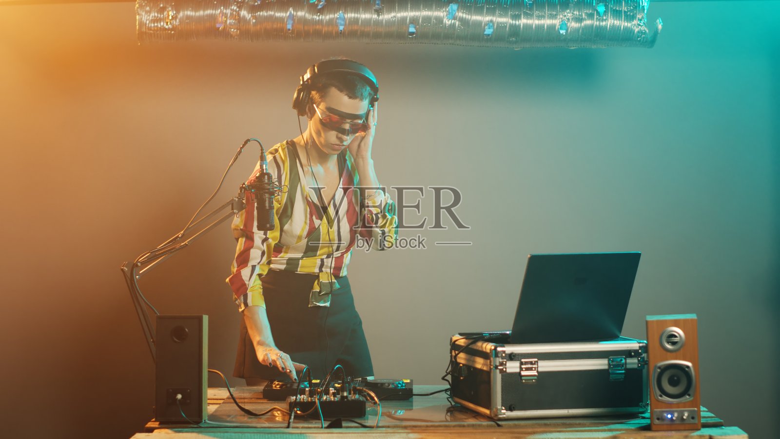 女唱片骑师在调音台制作电子音乐照片摄影图片
