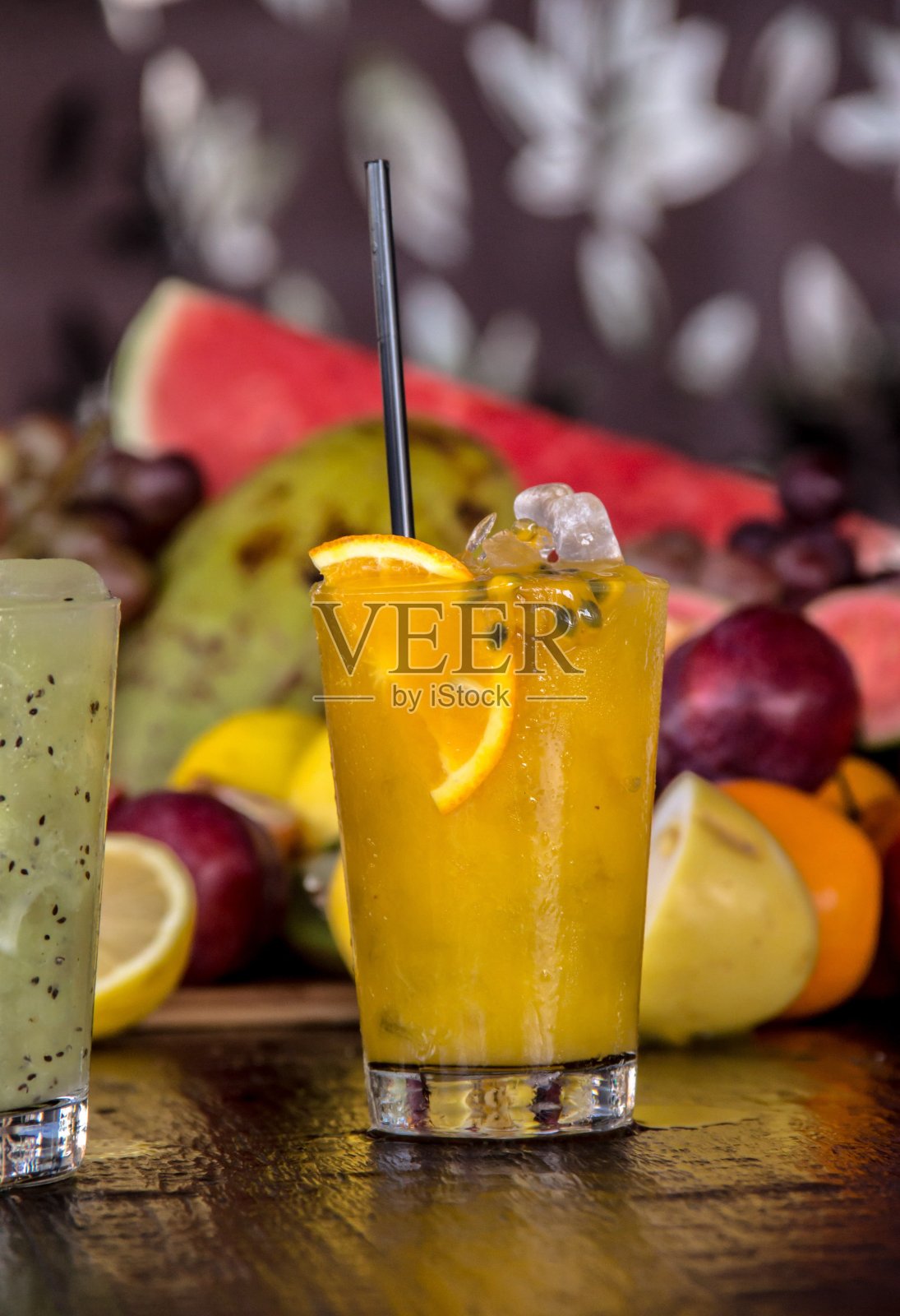 桌子上新鲜水果和蔬菜汁的特写照片摄影图片