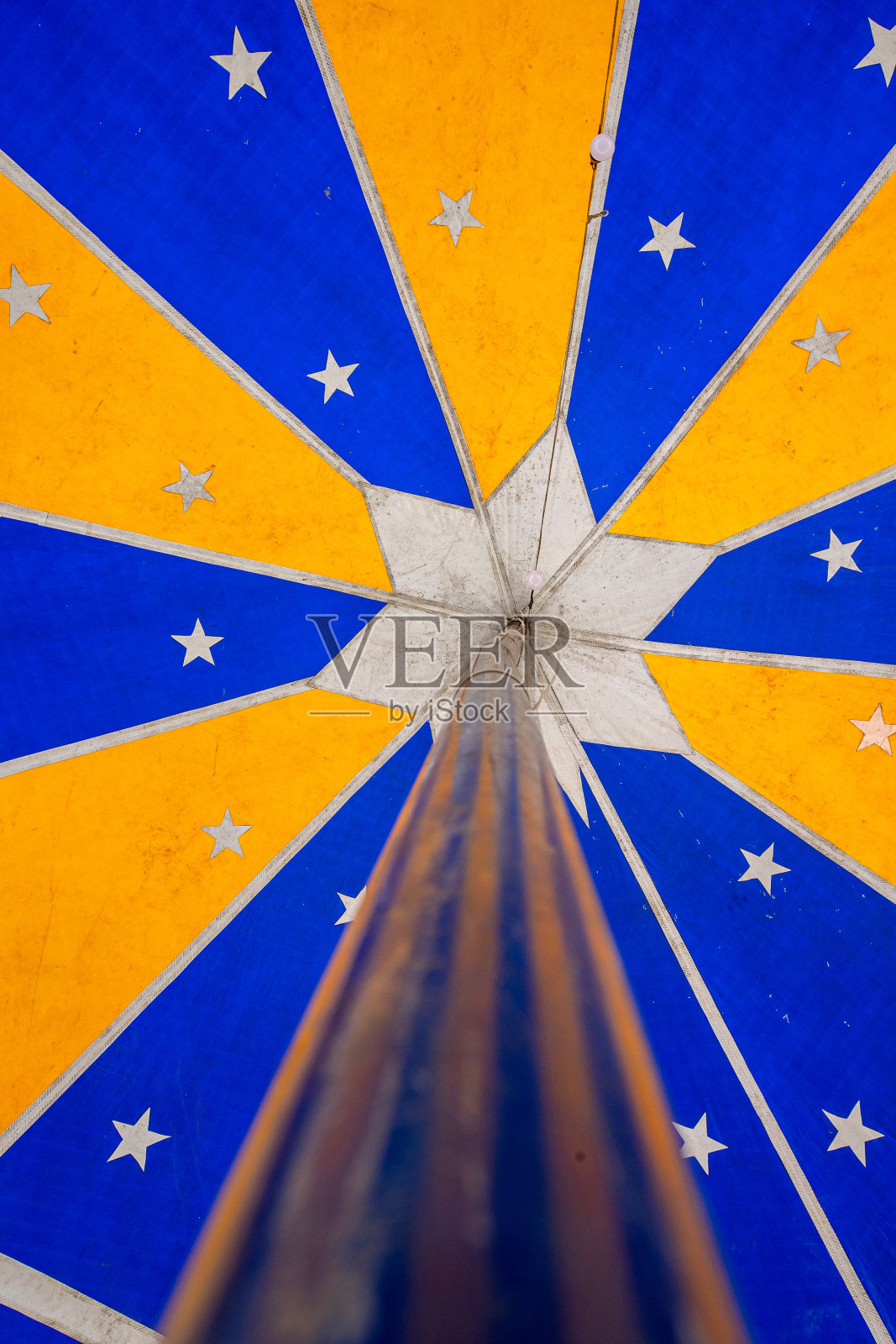 一个旅行马戏团帐篷在蓝色和黄色的抽象图像。巴西照片摄影图片