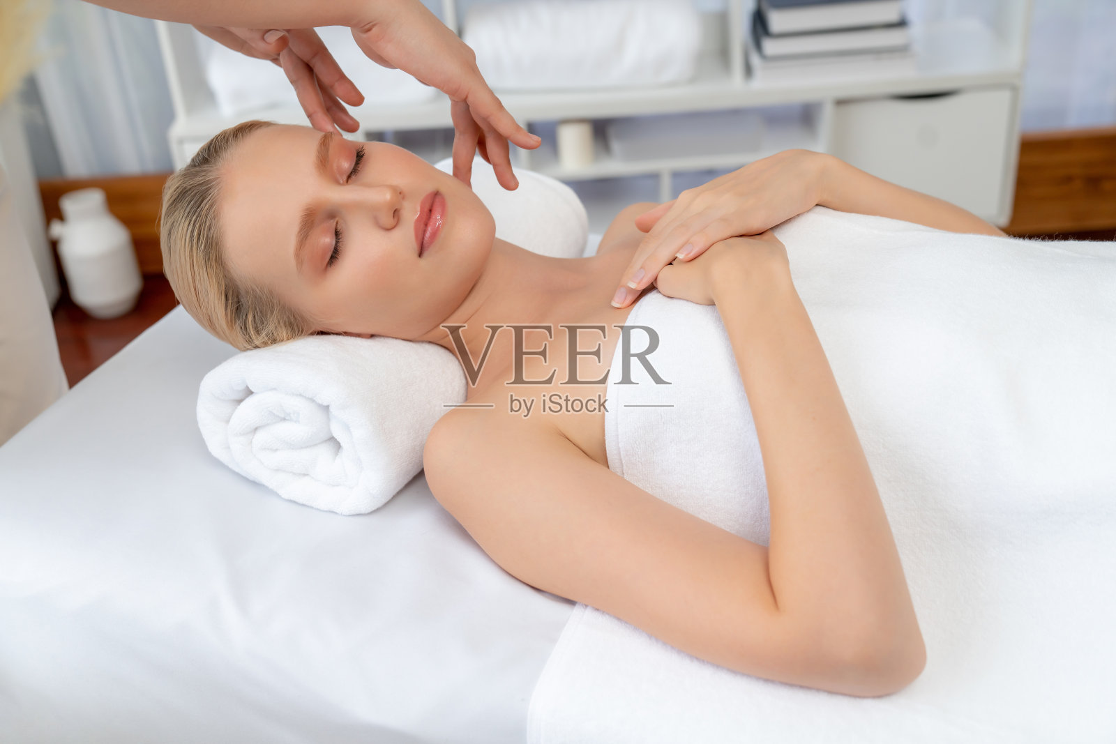 享受放松抗压力头部按摩的高加索女性。静照片摄影图片