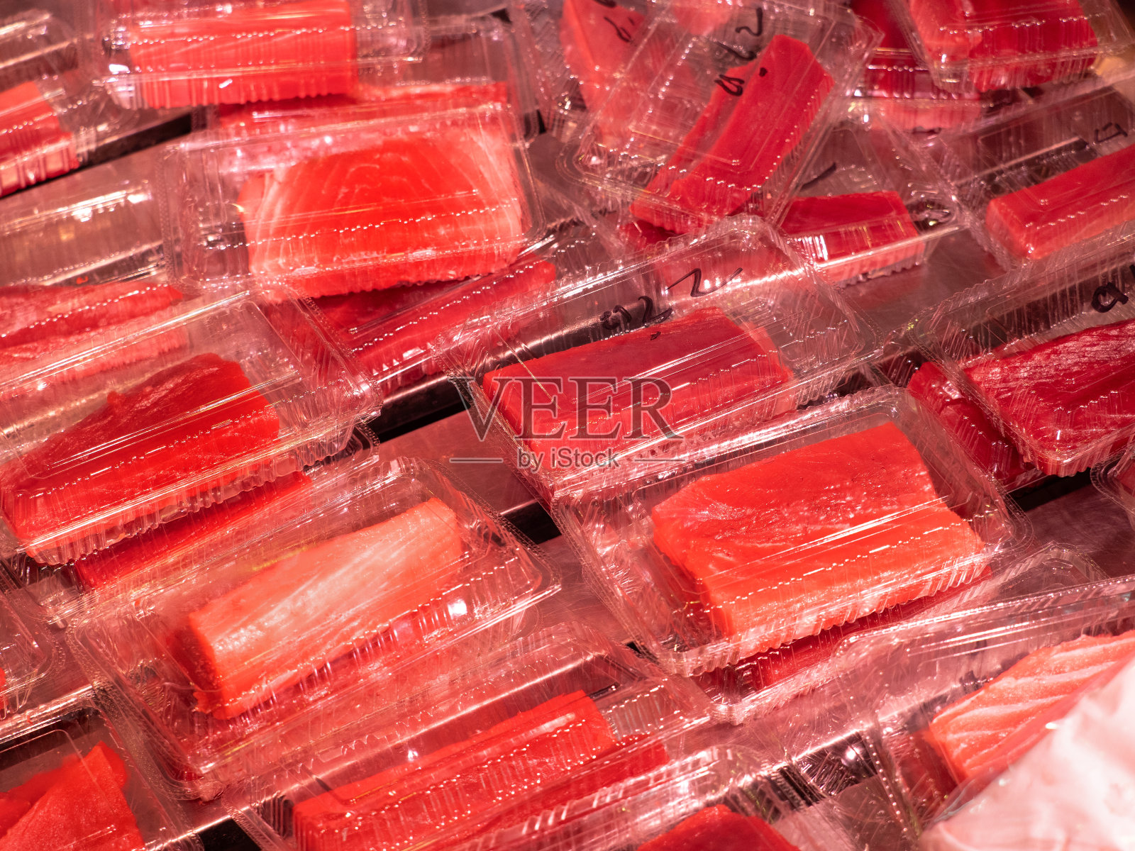 金枪鱼片在市场上排成一排照片摄影图片